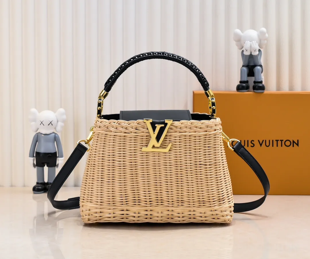 Upgraded version P680 M11616 This CapucinesBB handbag has a unique rattan woven structure, paying tribute to the Louis Vuitton picnic box design that came out in 1892. The cow leather shapes the top handle and flap, the LV letters reveal a metallic texture, and the detachable and adjustable leather shoulder strap makes it easy to carry on the shoulder. The gift box packaging provided with this product may be reasonably adjusted depending on the stock situation, and may be different from the packaging style displayed on this product page. Please refer to the actual gift box packaging style received for details. Size:27×17.3×9cm