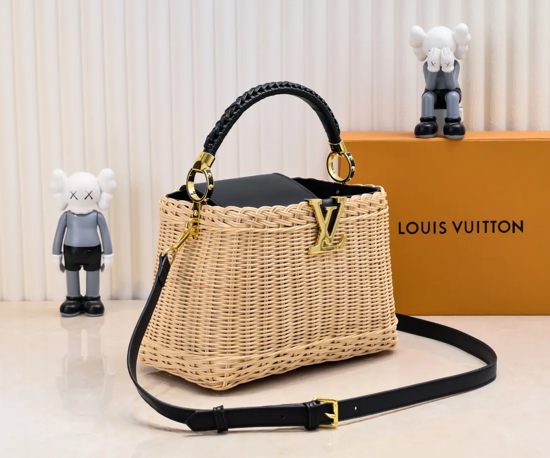Upgraded version P680 M11616 This CapucinesBB handbag has a unique rattan woven structure, paying tribute to the Louis Vuitton picnic box design that came out in 1892. The cow leather shapes the top handle and flap, the LV letters reveal a metallic texture, and the detachable and adjustable leather shoulder strap makes it easy to carry on the shoulder. The gift box packaging provided with this product may be reasonably adjusted depending on the stock situation, and may be different from the packaging style displayed on this product page. Please refer to the actual gift box packaging style received for details. Size:27×17.3×9cm