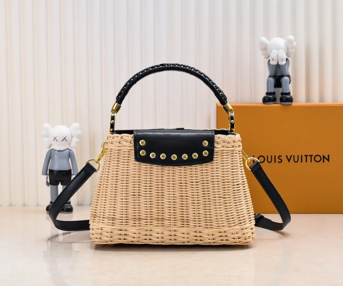 Upgraded version P680 M11616 This CapucinesBB handbag has a unique rattan woven structure, paying tribute to the Louis Vuitton picnic box design that came out in 1892. The cow leather shapes the top handle and flap, the LV letters reveal a metallic texture, and the detachable and adjustable leather shoulder strap makes it easy to carry on the shoulder. The gift box packaging provided with this product may be reasonably adjusted depending on the stock situation, and may be different from the packaging style displayed on this product page. Please refer to the actual gift box packaging style received for details. Size:27×17.3×9cm