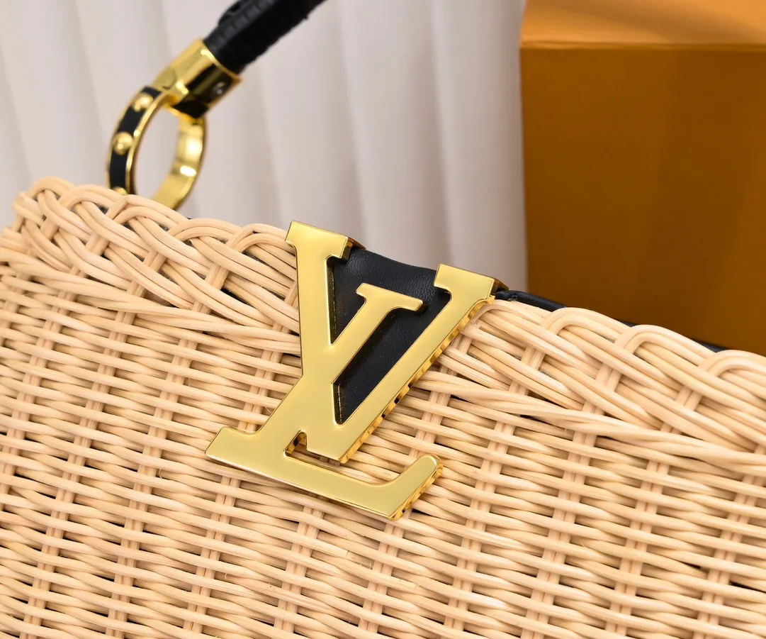 Upgraded version P680 M11616 This CapucinesBB handbag has a unique rattan woven structure, paying tribute to the Louis Vuitton picnic box design that came out in 1892. The cow leather shapes the top handle and flap, the LV letters reveal a metallic texture, and the detachable and adjustable leather shoulder strap makes it easy to carry on the shoulder. The gift box packaging provided with this product may be reasonably adjusted depending on the stock situation, and may be different from the packaging style displayed on this product page. Please refer to the actual gift box packaging style received for details. Size:27×17.3×9cm