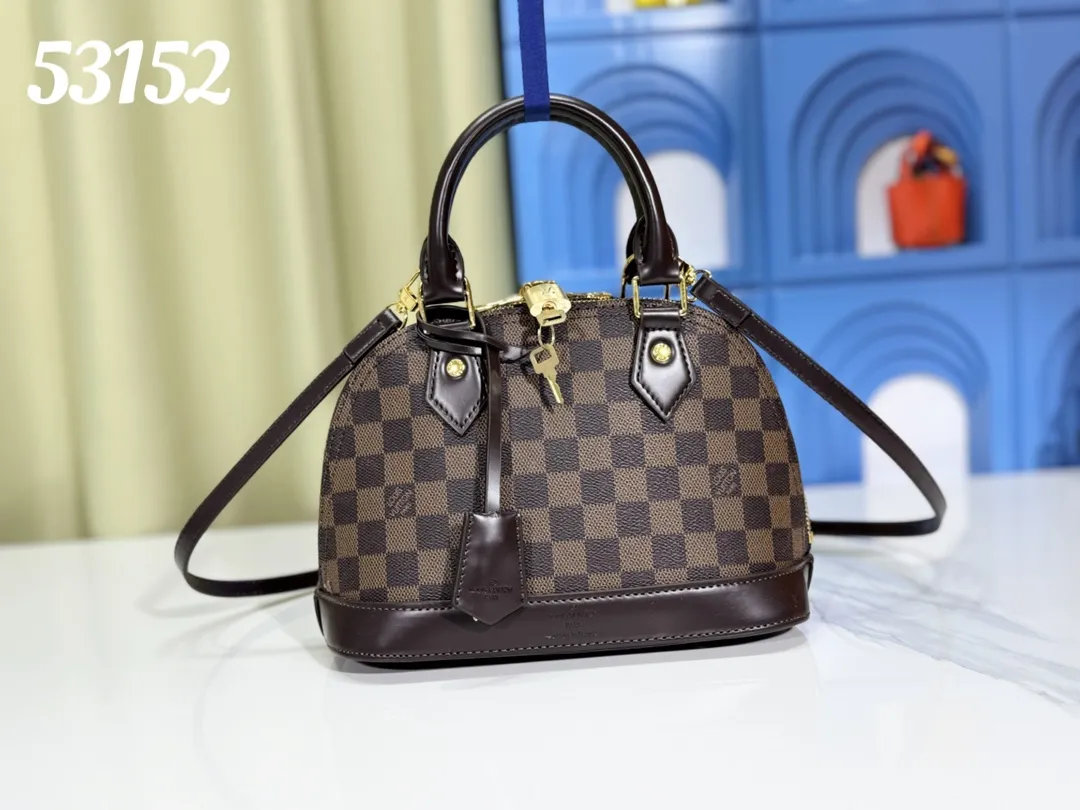 p Large 280💰Small 260💰Upgraded from the original M53151 M53152 presbyopic N41221 Feige presbyopic black leather This is one of Louis Vuitton's iconic handbags with the stiffest design structure. Its prototype is a piece designed by Gaston Vuitton and named after the Alma Bridge, which connects two adjacent fashionable districts in Paris. Signature Monogram canvas gives it a classic feel. Size: small 25 x 19 x 12, large 32x24x15cm (length x height x width)