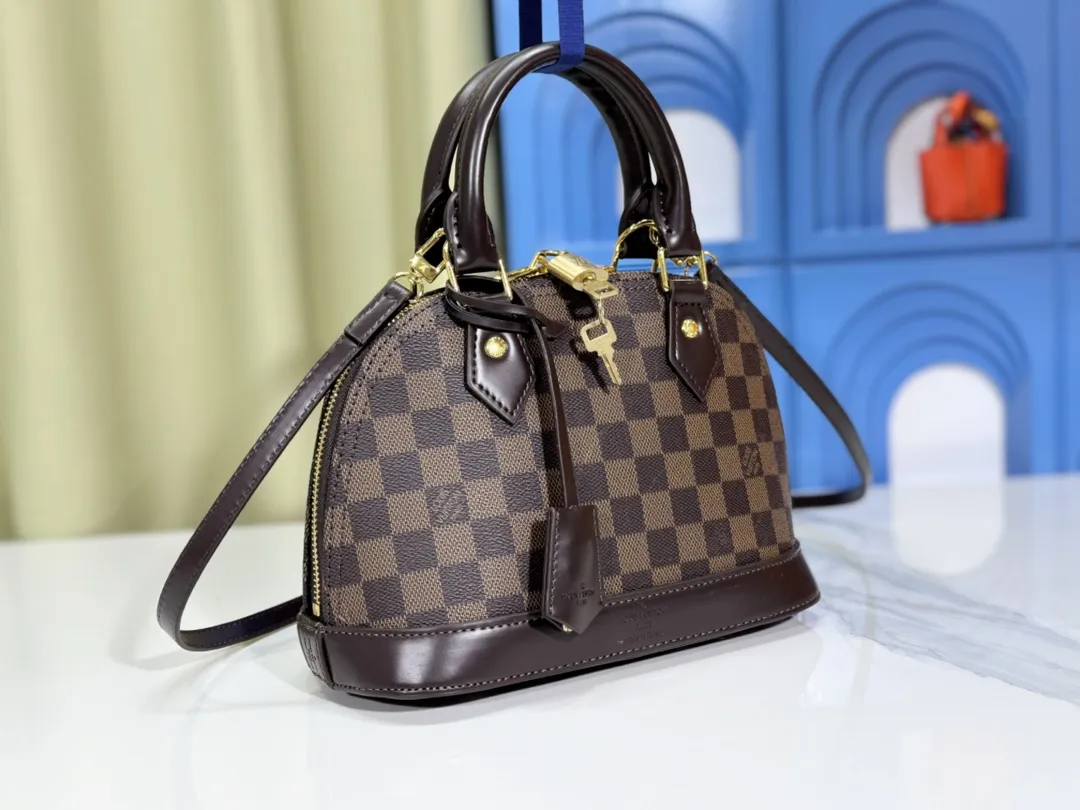p Large 280💰Small 260💰Upgraded from the original M53151 M53152 presbyopic N41221 Feige presbyopic black leather This is one of Louis Vuitton's iconic handbags with the stiffest design structure. Its prototype is a piece designed by Gaston Vuitton and named after the Alma Bridge, which connects two adjacent fashionable districts in Paris. Signature Monogram canvas gives it a classic feel. Size: small 25 x 19 x 12, large 32x24x15cm (length x height x width)