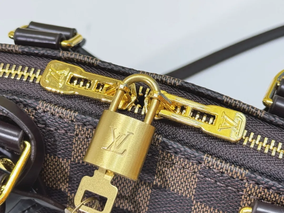 p Large 280💰Small 260💰Upgraded from the original M53151 M53152 presbyopic N41221 Feige presbyopic black leather This is one of Louis Vuitton's iconic handbags with the stiffest design structure. Its prototype is a piece designed by Gaston Vuitton and named after the Alma Bridge, which connects two adjacent fashionable districts in Paris. Signature Monogram canvas gives it a classic feel. Size: small 25 x 19 x 12, large 32x24x15cm (length x height x width)
