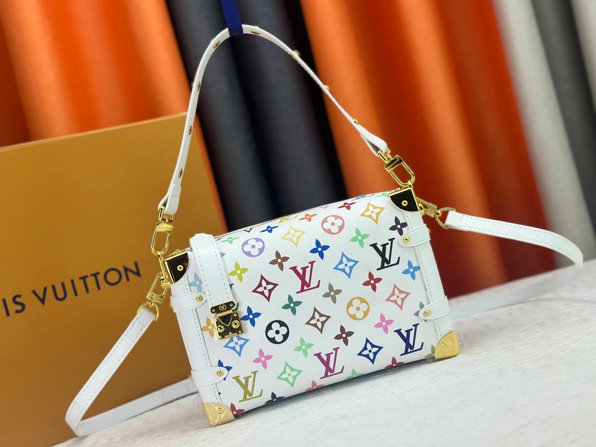 P300 M14046 M46358 Black Tricolor White Tricolor This Side Trunk medium handbag uses a humorous Monogram pattern to express the smart style of Louis Vuitton The square shape is a nod to the brand's classic luggage, and the removable studded handle and shoulder strap allow for flexible carrying. Size: 23.5x16x8.5cm