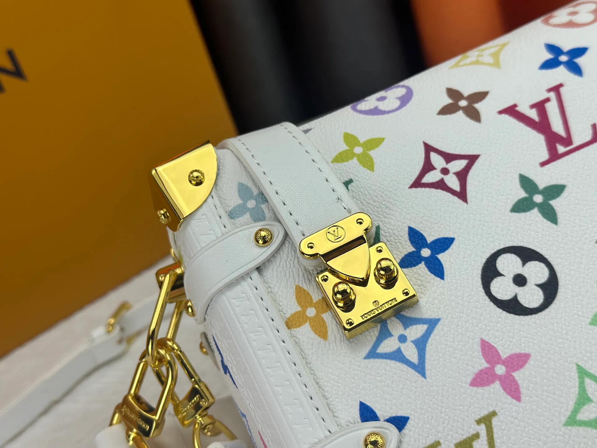 P300 M14046 M46358 Black Tricolor White Tricolor This Side Trunk medium handbag uses a humorous Monogram pattern to express the smart style of Louis Vuitton The square shape is a nod to the brand's classic luggage, and the removable studded handle and shoulder strap allow for flexible carrying. Size: 23.5x16x8.5cm