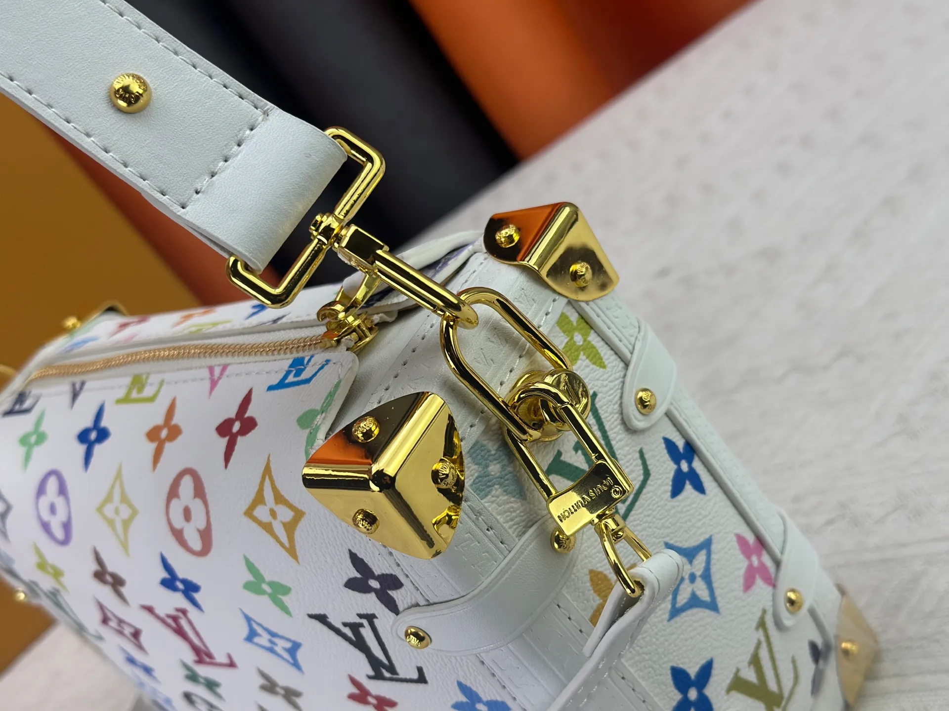 P300 M14046 M46358 Black Tricolor White Tricolor This Side Trunk medium handbag uses a humorous Monogram pattern to express the smart style of Louis Vuitton The square shape is a nod to the brand's classic luggage, and the removable studded handle and shoulder strap allow for flexible carrying. Size: 23.5x16x8.5cm