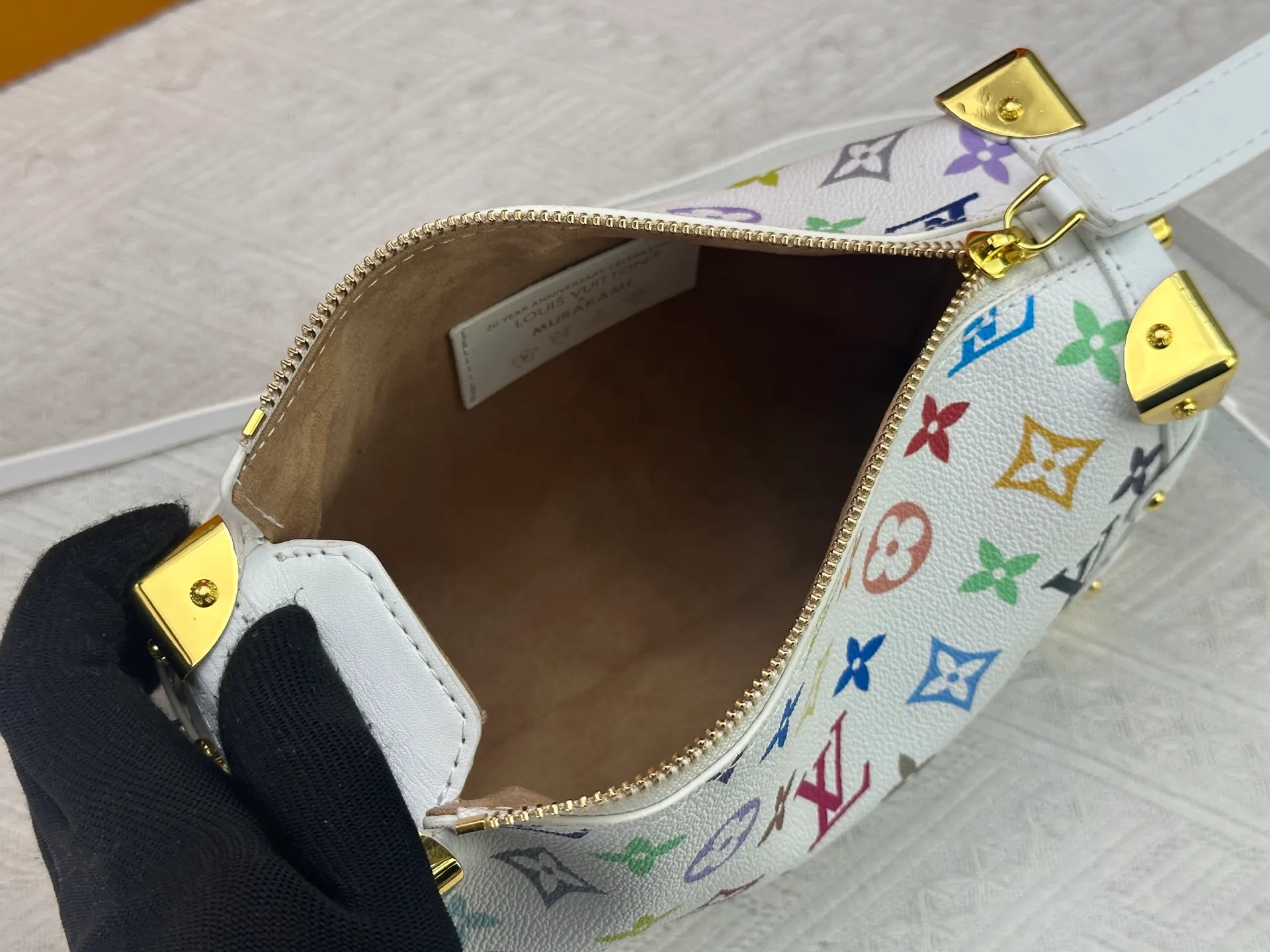 P300 M14046 M46358 Black Tricolor White Tricolor This Side Trunk medium handbag uses a humorous Monogram pattern to express the smart style of Louis Vuitton The square shape is a nod to the brand's classic luggage, and the removable studded handle and shoulder strap allow for flexible carrying. Size: 23.5x16x8.5cm