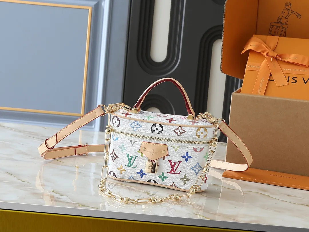 💰280💰Upgraded original M13662 This Vanity Pouch handbag is from the Louis Vuitton x Takashi Murakami reissue series, reinterpreting the brand's classic Monogram pattern with the artist's distinctive colors. Coated canvas is trimmed with calfskin, while a zipper closure, detachable chain and LV-engraved padlock add a metallic sheen. Dimensions: 11.5 x 6.5 x 19 cm (height x width x length)