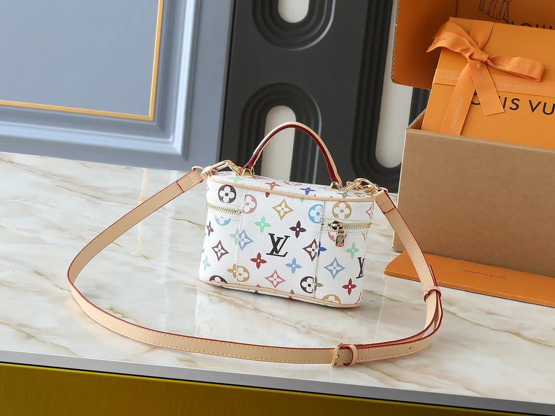 💰280💰Upgraded original M13662 This Vanity Pouch handbag is from the Louis Vuitton x Takashi Murakami reissue series, reinterpreting the brand's classic Monogram pattern with the artist's distinctive colors. Coated canvas is trimmed with calfskin, while a zipper closure, detachable chain and LV-engraved padlock add a metallic sheen. Dimensions: 11.5 x 6.5 x 19 cm (height x width x length)