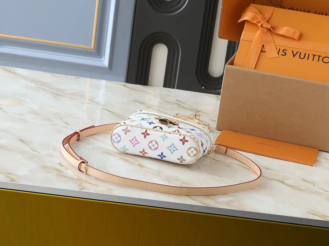 💰280💰Upgraded original M13662 This Vanity Pouch handbag is from the Louis Vuitton x Takashi Murakami reissue series, reinterpreting the brand's classic Monogram pattern with the artist's distinctive colors. Coated canvas is trimmed with calfskin, while a zipper closure, detachable chain and LV-engraved padlock add a metallic sheen. Dimensions: 11.5 x 6.5 x 19 cm (height x width x length)