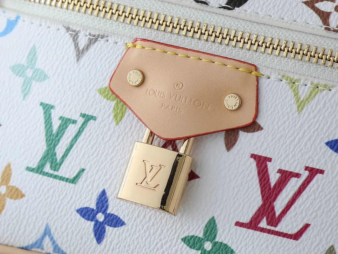💰280💰Upgraded original M13662 This Vanity Pouch handbag is from the Louis Vuitton x Takashi Murakami reissue series, reinterpreting the brand's classic Monogram pattern with the artist's distinctive colors. Coated canvas is trimmed with calfskin, while a zipper closure, detachable chain and LV-engraved padlock add a metallic sheen. Dimensions: 11.5 x 6.5 x 19 cm (height x width x length)