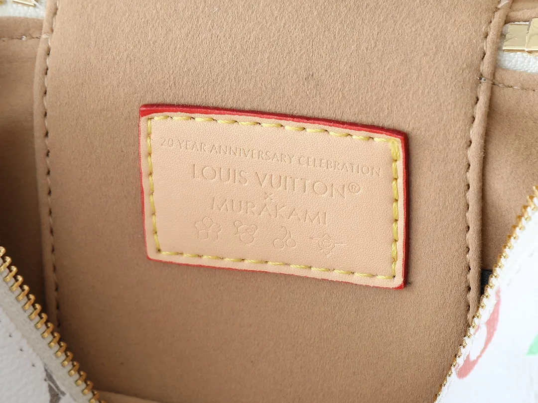💰280💰Upgraded original M13662 This Vanity Pouch handbag is from the Louis Vuitton x Takashi Murakami reissue series, reinterpreting the brand's classic Monogram pattern with the artist's distinctive colors. Coated canvas is trimmed with calfskin, while a zipper closure, detachable chain and LV-engraved padlock add a metallic sheen. Dimensions: 11.5 x 6.5 x 19 cm (height x width x length)