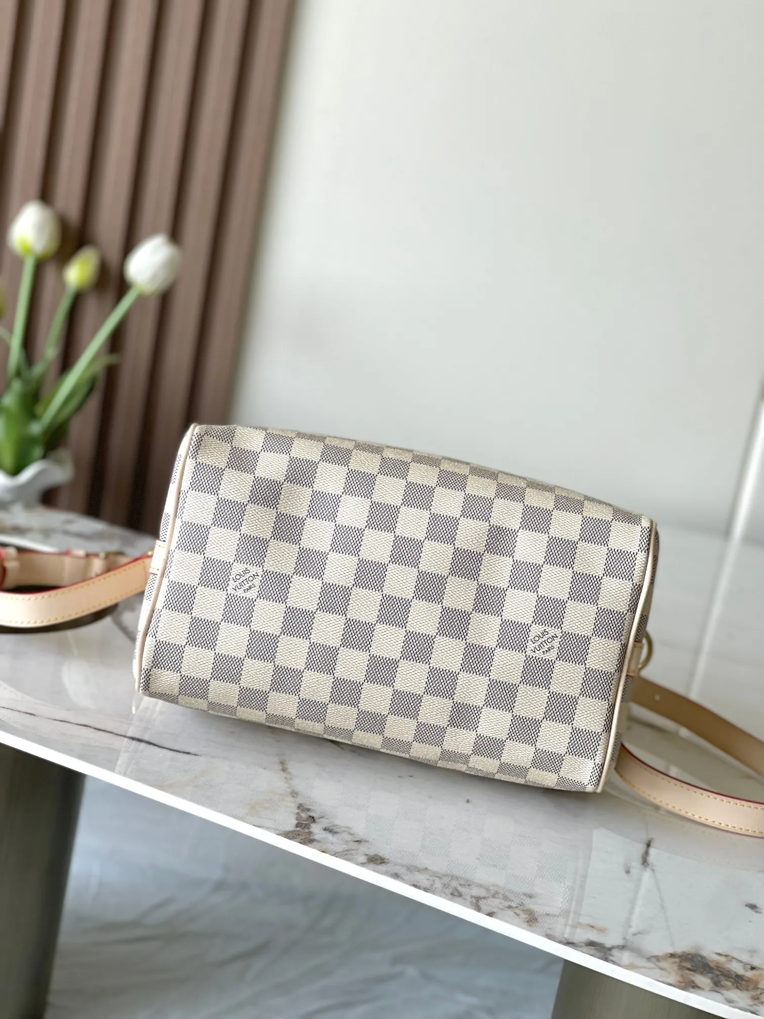 💰760 Top Original Model 41113 White Plaid SPEEDY 25 Handbag The Speedy handbag, launched in 1930, was inspired by the travel revolution at that time and fully displays Louis Vuitton's iconic design style. This unique and perfect urban handbag is a fashionable and personalized choice for urban girls. The Speedy 25 bag in Monogram canvas is as elegant as it is practical and durable. 25x19x15cm (length x height x width)