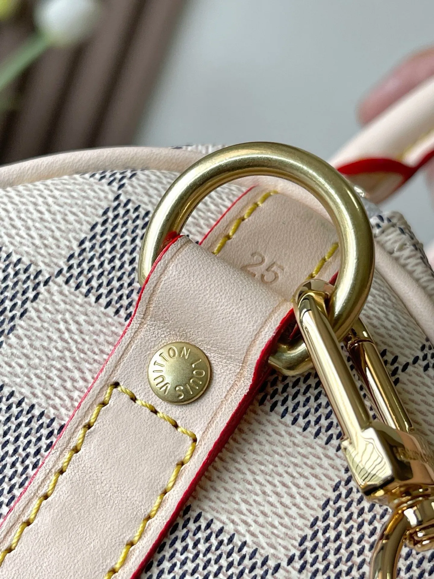 💰760 Top Original Model 41113 White Plaid SPEEDY 25 Handbag The Speedy handbag, launched in 1930, was inspired by the travel revolution at that time and fully displays Louis Vuitton's iconic design style. This unique and perfect urban handbag is a fashionable and personalized choice for urban girls. The Speedy 25 bag in Monogram canvas is as elegant as it is practical and durable. 25x19x15cm (length x height x width)