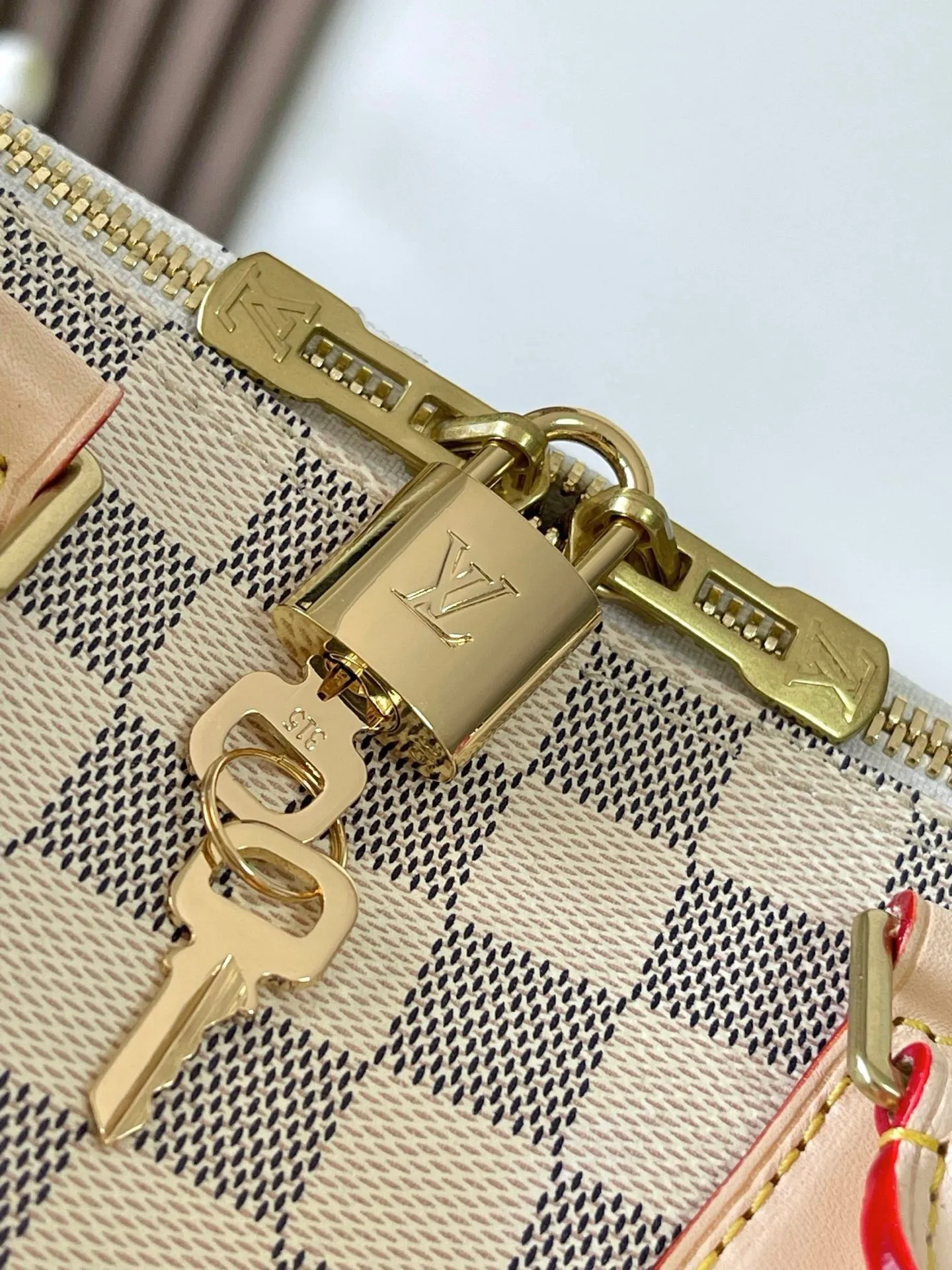 💰760 Top Original Model 41113 White Plaid SPEEDY 25 Handbag The Speedy handbag, launched in 1930, was inspired by the travel revolution at that time and fully displays Louis Vuitton's iconic design style. This unique and perfect urban handbag is a fashionable and personalized choice for urban girls. The Speedy 25 bag in Monogram canvas is as elegant as it is practical and durable. 25x19x15cm (length x height x width)