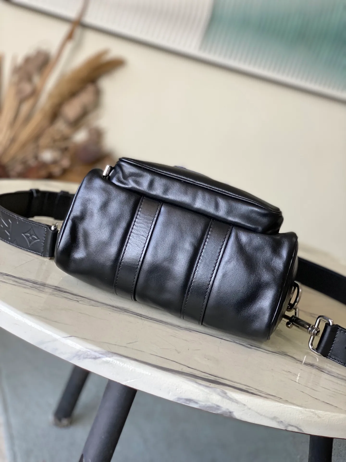 💰1180 (top layer leather) top original order M13988 BANDOULIERE 25 handbag This Keepall Cargo Bandoulere 25 handbag is made of shiny cow leather and conveys Pharrel Wiliams' Dandy aesthetics with an elegant and inner urban design. The Louis Vuitton Paris patch is cleverly fixed to the body of the bag through beaded rivets, and the zipper puller of the main compartment is decorated with LV letters. Dimensions: 25 × 15 × 11 cm