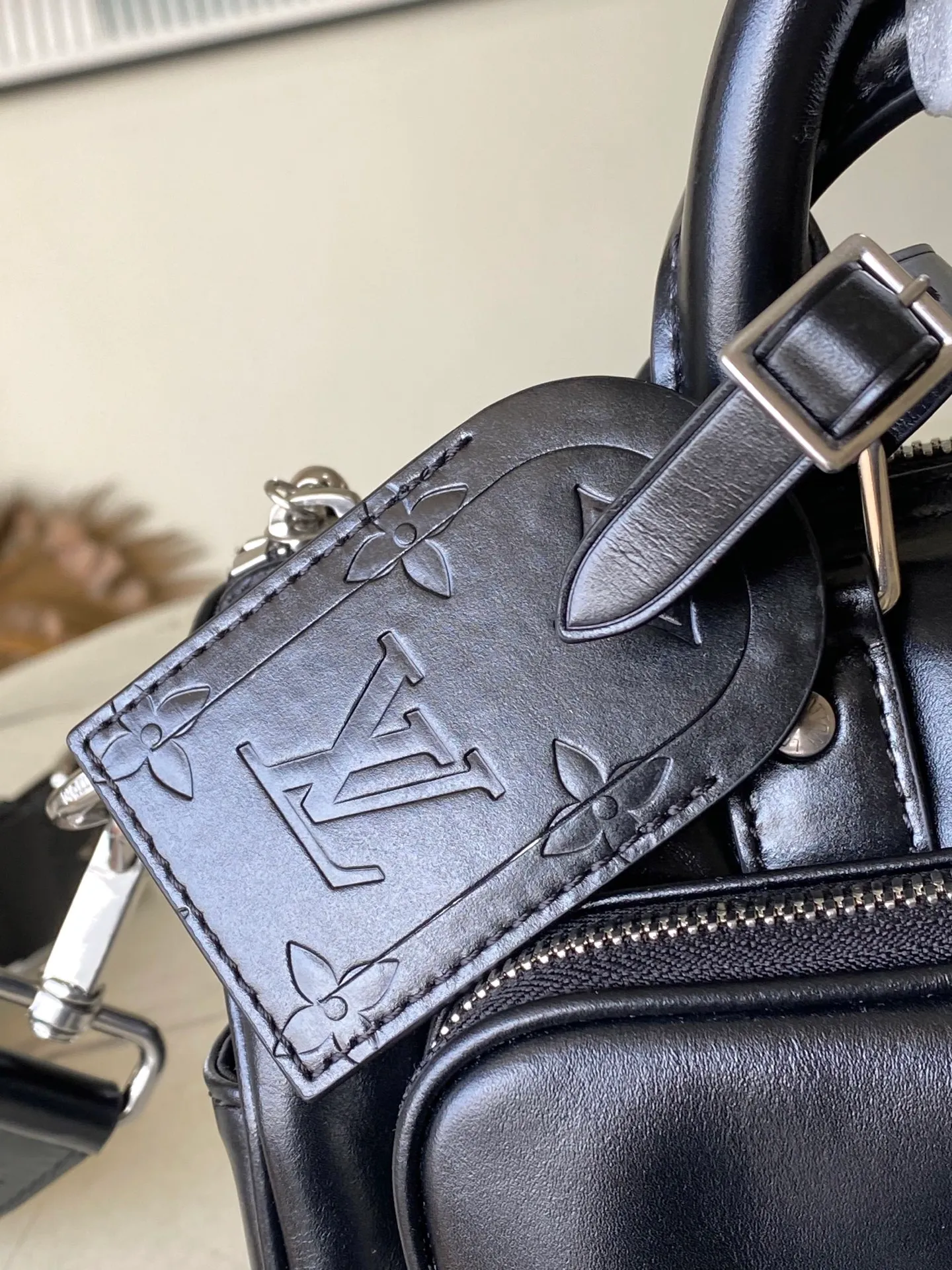 💰1180 (top layer leather) top original order M13988 BANDOULIERE 25 handbag This Keepall Cargo Bandoulere 25 handbag is made of shiny cow leather and conveys Pharrel Wiliams' Dandy aesthetics with an elegant and inner urban design. The Louis Vuitton Paris patch is cleverly fixed to the body of the bag through beaded rivets, and the zipper puller of the main compartment is decorated with LV letters. Dimensions: 25 × 15 × 11 cm