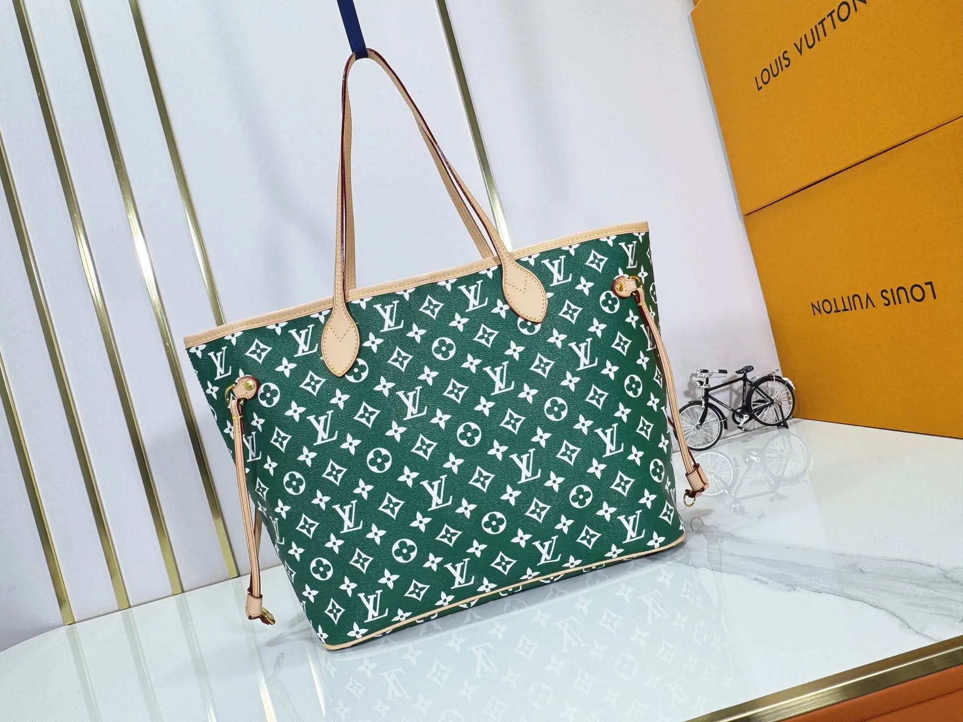 P280 Upgraded Original M40995 The legendary Neverfull bag always meets your every handbag need. It has a large capacity but is not bulky. It is stiff and soft to the touch, making it suitable for home and travel. Tighten the side ties and it instantly transforms into a stylish urban handbag. Loosen the straps and it transforms into a chic and practical handbag. The slender leather handle can be carried over the shoulder or between the arms. The model shown here is made of Damier Ebène canvas. Dimensions: 31.0 x 28.0 x 14.0 cm