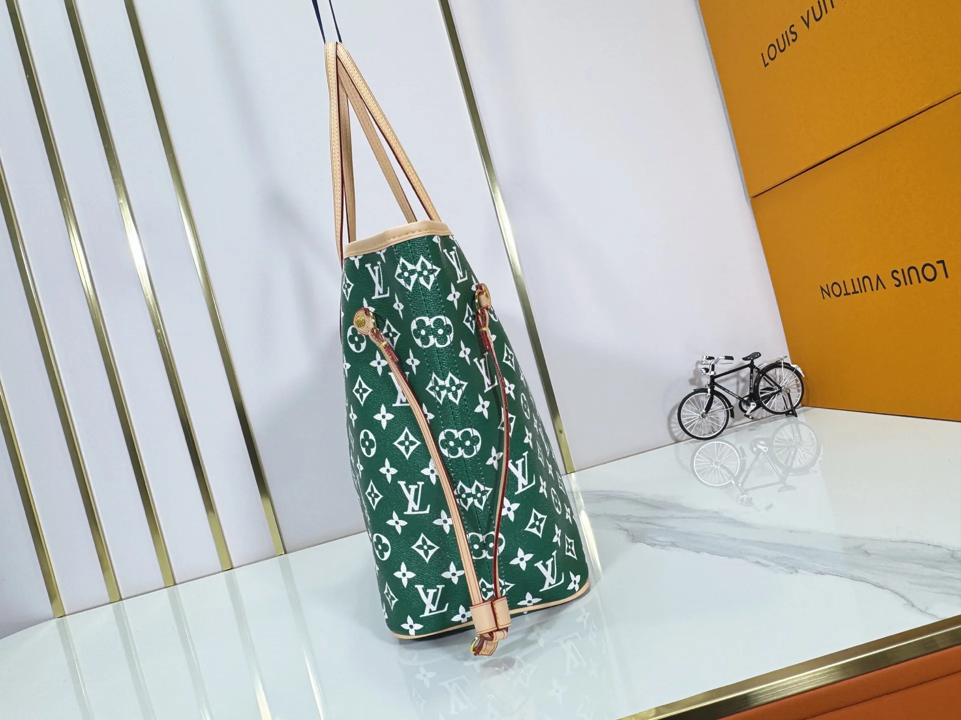 P280 Upgraded Original M40995 The legendary Neverfull bag always meets your every handbag need. It has a large capacity but is not bulky. It is stiff and soft to the touch, making it suitable for home and travel. Tighten the side ties and it instantly transforms into a stylish urban handbag. Loosen the straps and it transforms into a chic and practical handbag. The slender leather handle can be carried over the shoulder or between the arms. The model shown here is made of Damier Ebène canvas. Dimensions: 31.0 x 28.0 x 14.0 cm