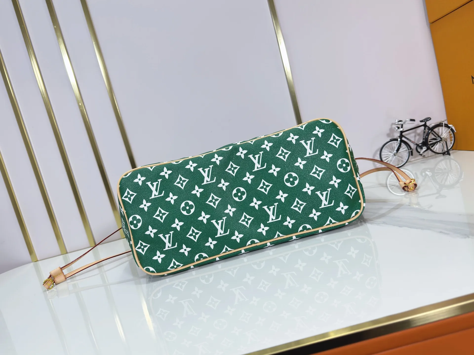 P280 Upgraded Original M40995 The legendary Neverfull bag always meets your every handbag need. It has a large capacity but is not bulky. It is stiff and soft to the touch, making it suitable for home and travel. Tighten the side ties and it instantly transforms into a stylish urban handbag. Loosen the straps and it transforms into a chic and practical handbag. The slender leather handle can be carried over the shoulder or between the arms. The model shown here is made of Damier Ebène canvas. Dimensions: 31.0 x 28.0 x 14.0 cm