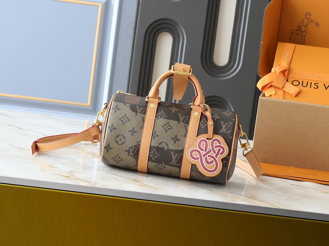 💰240💰Upgraded original M13935 gradient rainbow, black and white three-color N40770 brown grid M15428 old flower M46271 black flower M20900 M46249 This handbag condenses the classic silhouette of the Keepall travel bag. It is made of Monogram embossed Taurillon leather. The compact configuration is suitable for storing small items such as mobile phones and wallets. With its clever use of leather handles and detachable shoulder strap, it's easy to carry with you in trendy style. Detailed features Dimensions: 25✘15✘11 cm