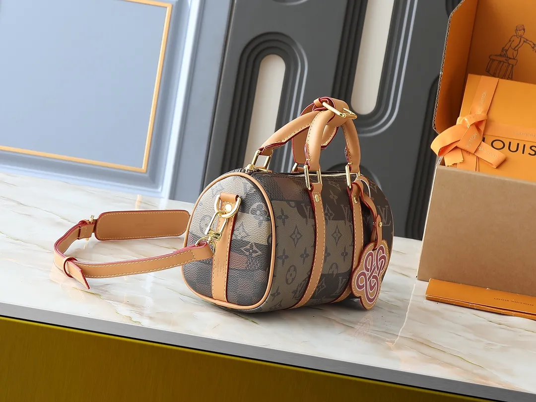 💰240💰Upgraded original M13935 gradient rainbow, black and white three-color N40770 brown grid M15428 old flower M46271 black flower M20900 M46249 This handbag condenses the classic silhouette of the Keepall travel bag. It is made of Monogram embossed Taurillon leather. The compact configuration is suitable for storing small items such as mobile phones and wallets. With its clever use of leather handles and detachable shoulder strap, it's easy to carry with you in trendy style. Detailed features Dimensions: 25✘15✘11 cm