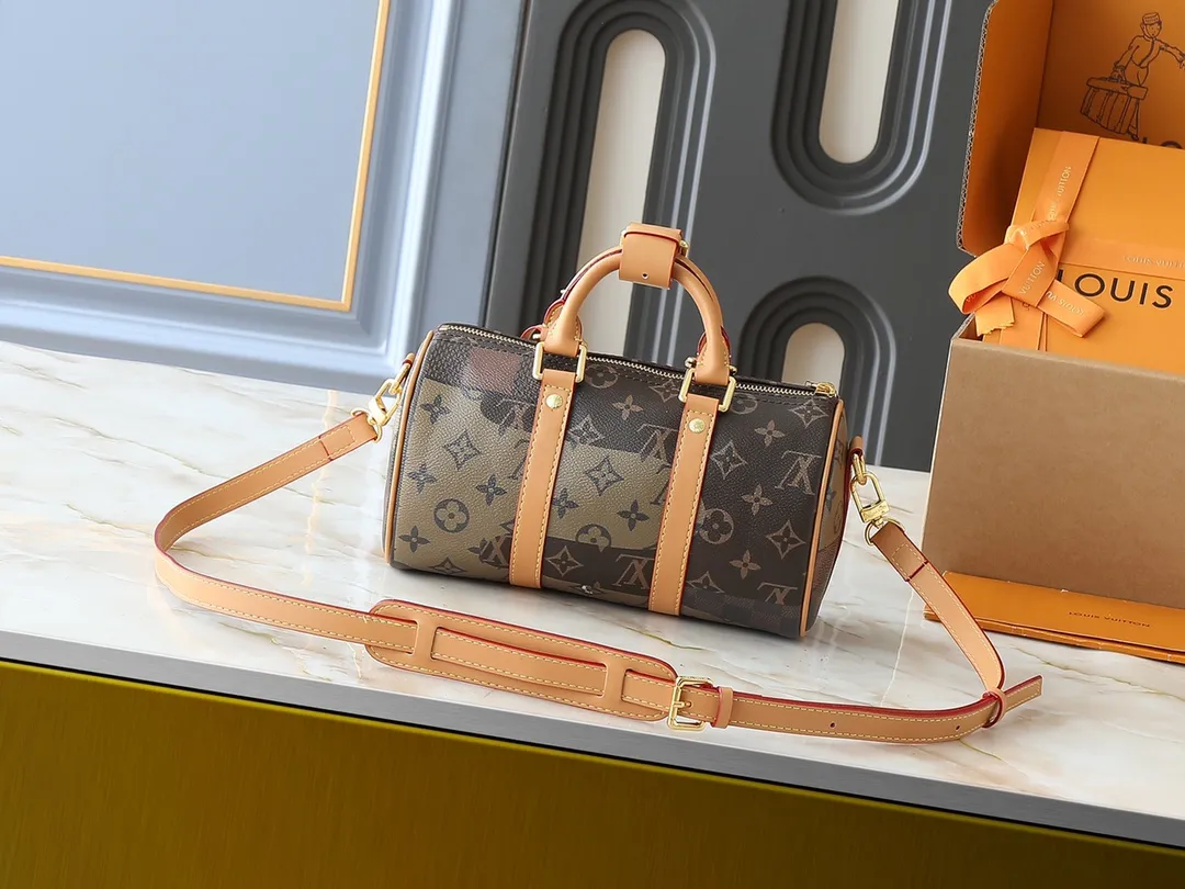 💰240💰Upgraded original M13935 gradient rainbow, black and white three-color N40770 brown grid M15428 old flower M46271 black flower M20900 M46249 This handbag condenses the classic silhouette of the Keepall travel bag. It is made of Monogram embossed Taurillon leather. The compact configuration is suitable for storing small items such as mobile phones and wallets. With its clever use of leather handles and detachable shoulder strap, it's easy to carry with you in trendy style. Detailed features Dimensions: 25✘15✘11 cm