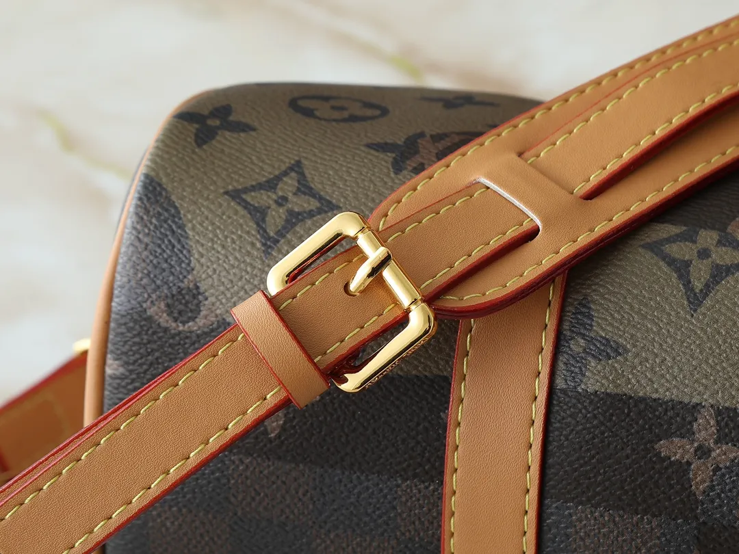 💰240💰Upgraded original M13935 gradient rainbow, black and white three-color N40770 brown grid M15428 old flower M46271 black flower M20900 M46249 This handbag condenses the classic silhouette of the Keepall travel bag. It is made of Monogram embossed Taurillon leather. The compact configuration is suitable for storing small items such as mobile phones and wallets. With its clever use of leather handles and detachable shoulder strap, it's easy to carry with you in trendy style. Detailed features Dimensions: 25✘15✘11 cm