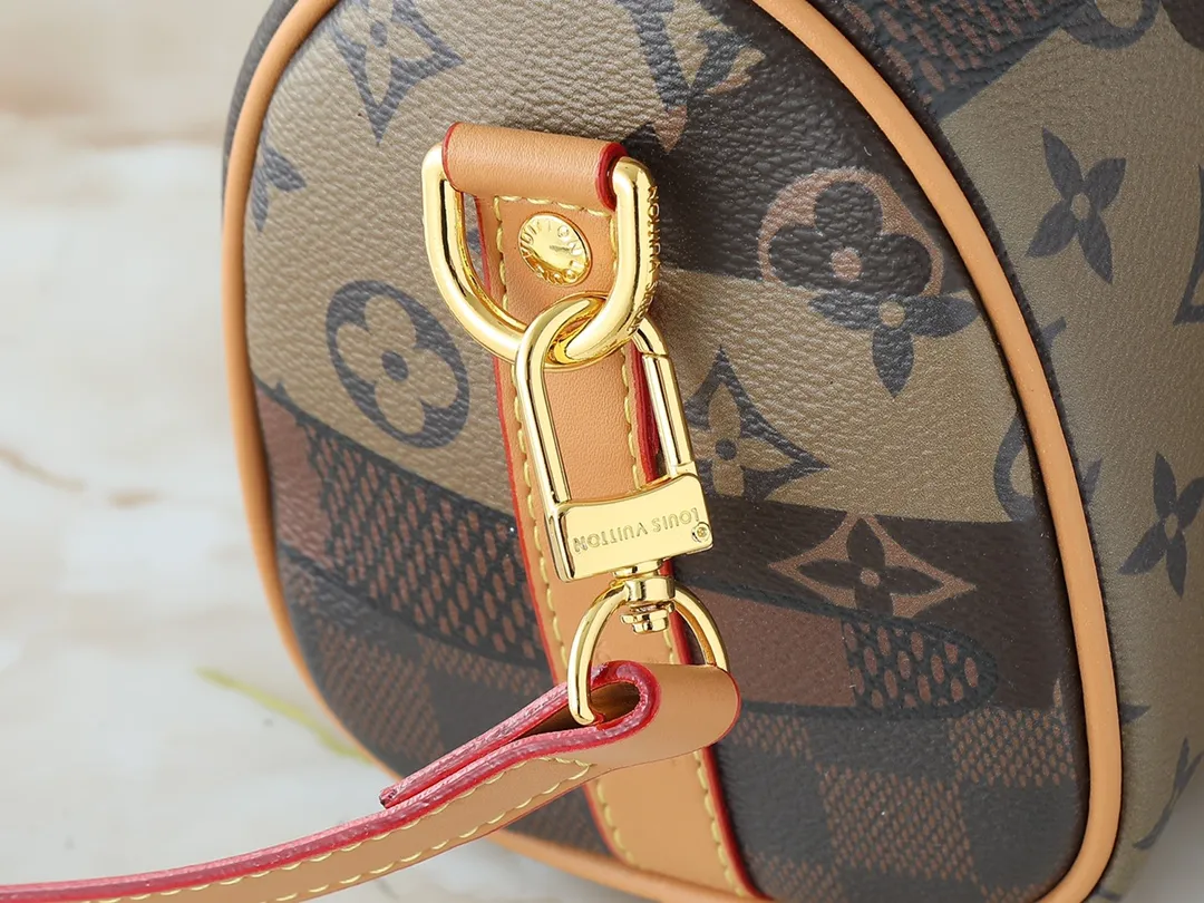 💰240💰Upgraded original M13935 gradient rainbow, black and white three-color N40770 brown grid M15428 old flower M46271 black flower M20900 M46249 This handbag condenses the classic silhouette of the Keepall travel bag. It is made of Monogram embossed Taurillon leather. The compact configuration is suitable for storing small items such as mobile phones and wallets. With its clever use of leather handles and detachable shoulder strap, it's easy to carry with you in trendy style. Detailed features Dimensions: 25✘15✘11 cm