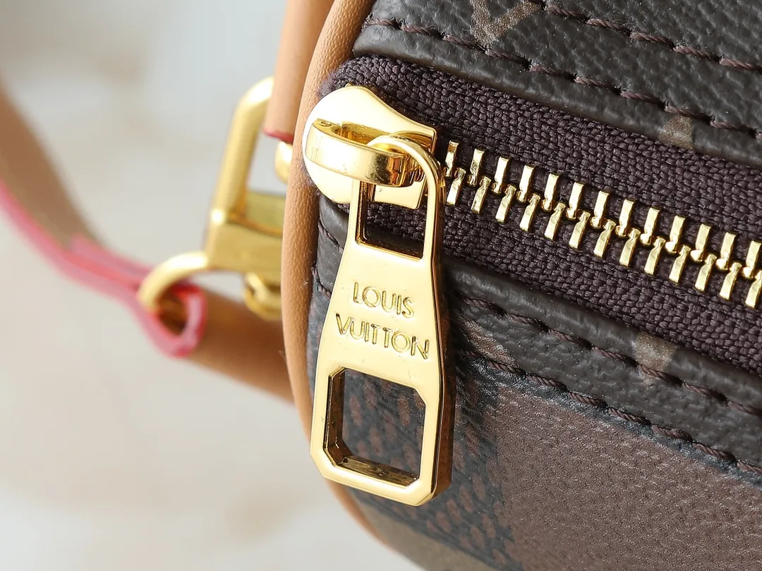 💰240💰Upgraded original M13935 gradient rainbow, black and white three-color N40770 brown grid M15428 old flower M46271 black flower M20900 M46249 This handbag condenses the classic silhouette of the Keepall travel bag. It is made of Monogram embossed Taurillon leather. The compact configuration is suitable for storing small items such as mobile phones and wallets. With its clever use of leather handles and detachable shoulder strap, it's easy to carry with you in trendy style. Detailed features Dimensions: 25✘15✘11 cm