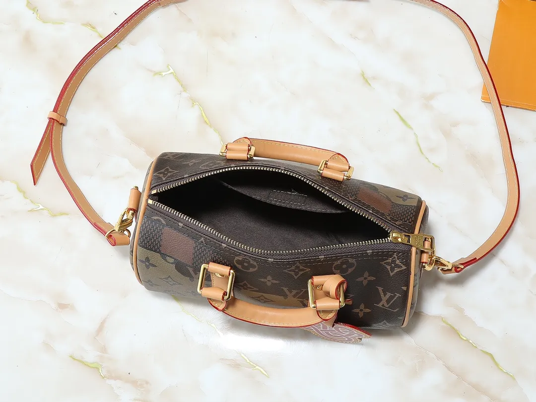 💰240💰Upgraded original M13935 gradient rainbow, black and white three-color N40770 brown grid M15428 old flower M46271 black flower M20900 M46249 This handbag condenses the classic silhouette of the Keepall travel bag. It is made of Monogram embossed Taurillon leather. The compact configuration is suitable for storing small items such as mobile phones and wallets. With its clever use of leather handles and detachable shoulder strap, it's easy to carry with you in trendy style. Detailed features Dimensions: 25✘15✘11 cm