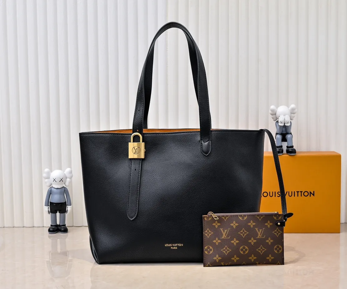 Batch 💰320 Upgraded original M25341 M25342 M25343 This medium-sized Low Key Cabas handbag is wrapped in soft grained cow leather and lined with suede leather, creating a luxurious style with ingenuity. The brand's iconic padlock demonstrates an eclectic mix of elegant aesthetics and security features. The adjustable handle enables you to switch between hand-held and long- or short-shoulder carry. Dimensions: 47.0 x 30.0 x 14.0 cm