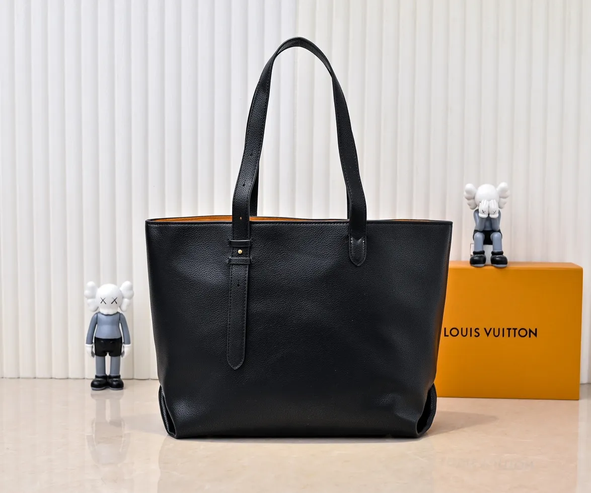 Batch 💰320 Upgraded original M25341 M25342 M25343 This medium-sized Low Key Cabas handbag is wrapped in soft grained cow leather and lined with suede leather, creating a luxurious style with ingenuity. The brand's iconic padlock demonstrates an eclectic mix of elegant aesthetics and security features. The adjustable handle enables you to switch between hand-held and long- or short-shoulder carry. Dimensions: 47.0 x 30.0 x 14.0 cm
