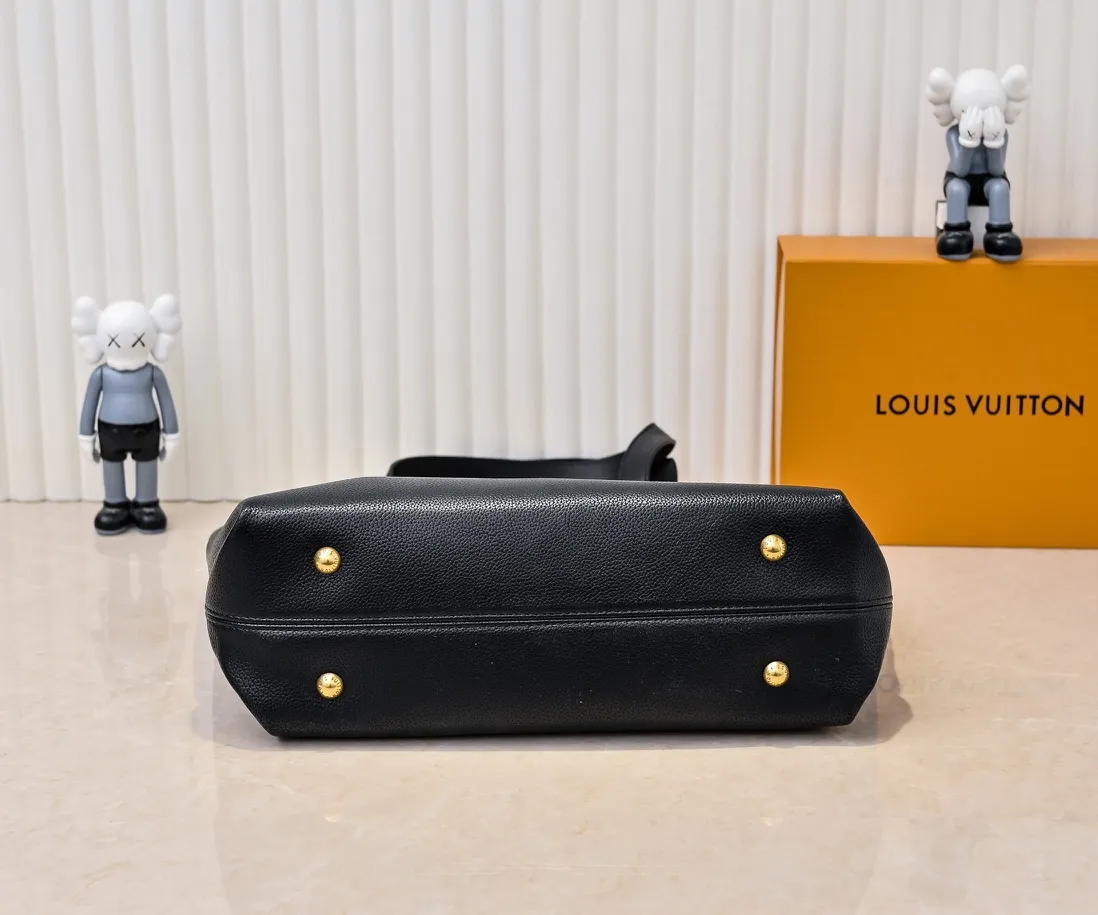 Batch 💰320 Upgraded original M25341 M25342 M25343 This medium-sized Low Key Cabas handbag is wrapped in soft grained cow leather and lined with suede leather, creating a luxurious style with ingenuity. The brand's iconic padlock demonstrates an eclectic mix of elegant aesthetics and security features. The adjustable handle enables you to switch between hand-held and long- or short-shoulder carry. Dimensions: 47.0 x 30.0 x 14.0 cm