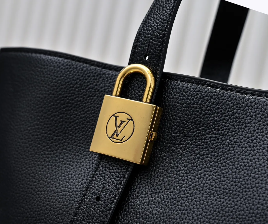 Batch 💰320 Upgraded original M25341 M25342 M25343 This medium-sized Low Key Cabas handbag is wrapped in soft grained cow leather and lined with suede leather, creating a luxurious style with ingenuity. The brand's iconic padlock demonstrates an eclectic mix of elegant aesthetics and security features. The adjustable handle enables you to switch between hand-held and long- or short-shoulder carry. Dimensions: 47.0 x 30.0 x 14.0 cm