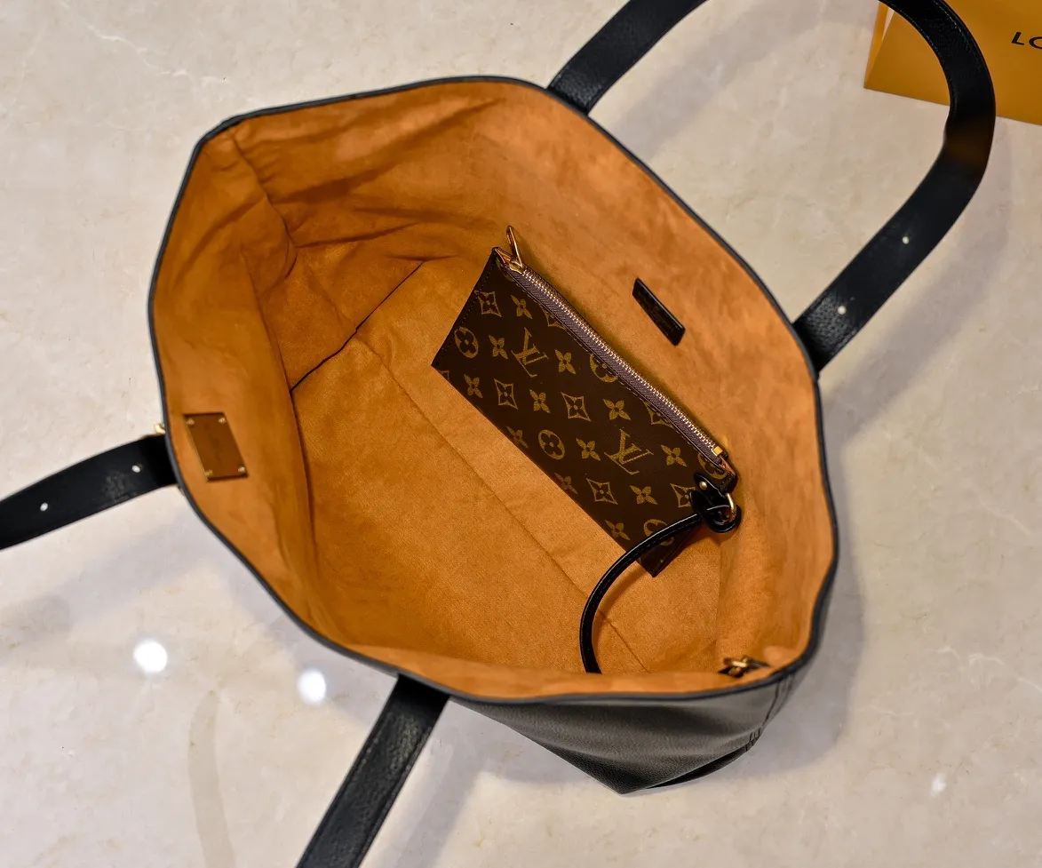 Batch 💰320 Upgraded original M25341 M25342 M25343 This medium-sized Low Key Cabas handbag is wrapped in soft grained cow leather and lined with suede leather, creating a luxurious style with ingenuity. The brand's iconic padlock demonstrates an eclectic mix of elegant aesthetics and security features. The adjustable handle enables you to switch between hand-held and long- or short-shoulder carry. Dimensions: 47.0 x 30.0 x 14.0 cm