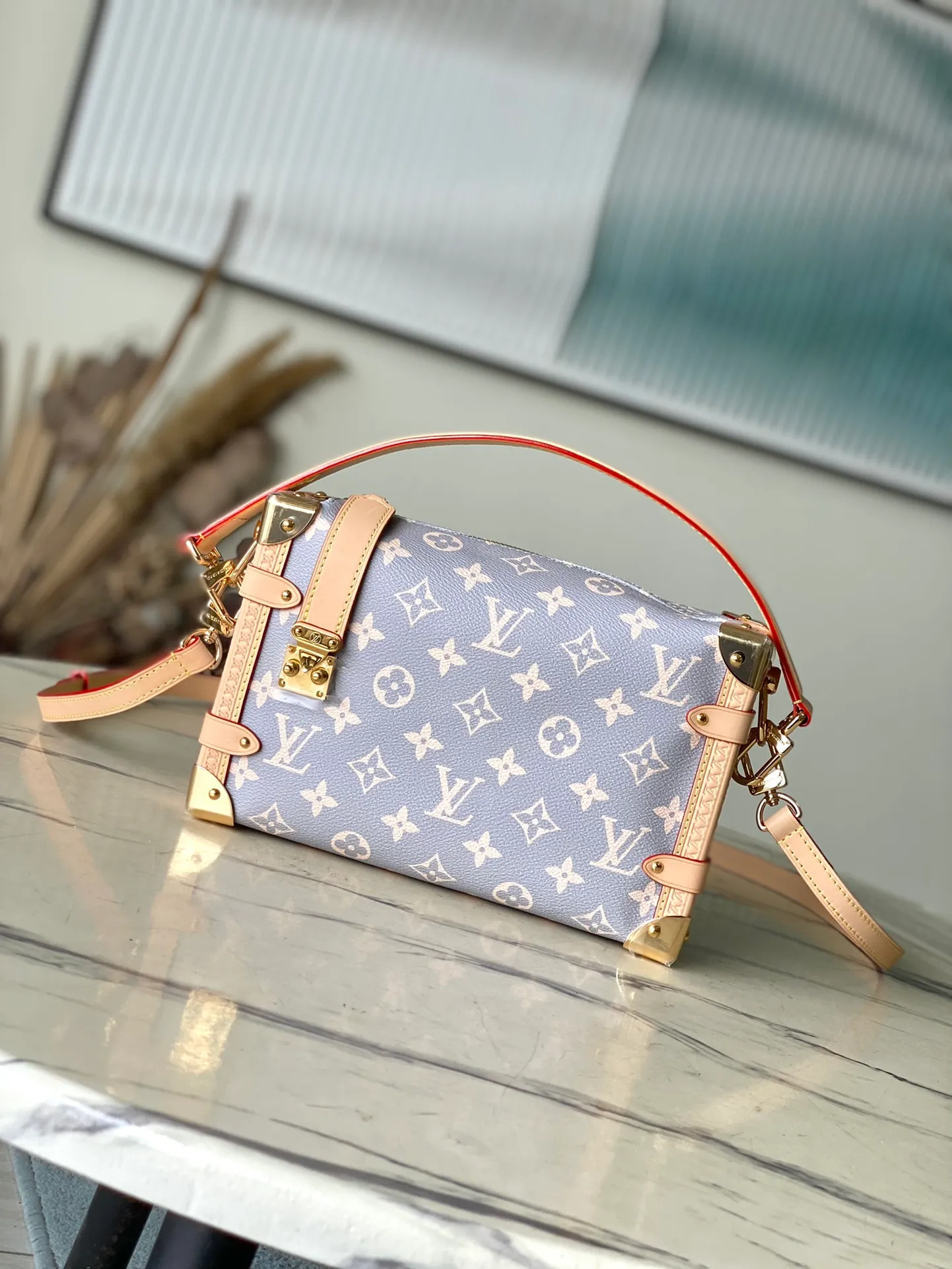 💰1100 (Steel Hardware) Top Original Order M12428 This Side Trunk medium handbag takes color inspiration from the brand’s retro hard trunks, rendering the iconic Monogram canvas in elegant French tones, paired with cow leather trim and bright metal parts. It can be easily integrated into the current season’s ready-to-wear collection. The shoulder strap and top handle are both detachable, allowing for multiple carrying options. 21 x 14 x 6 cm (length x height x width)