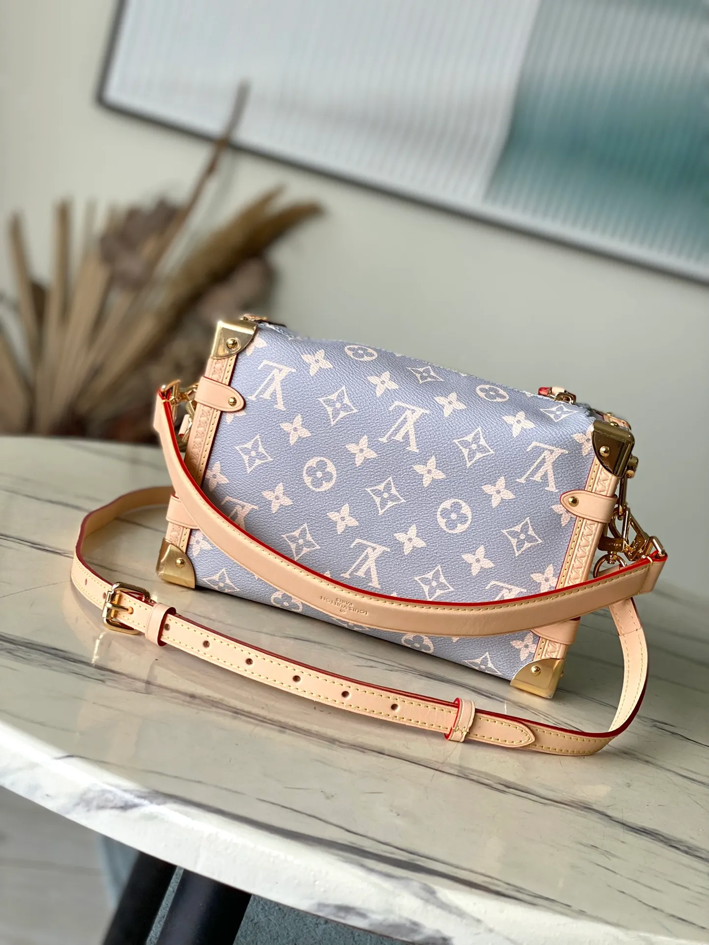 💰1100 (Steel Hardware) Top Original Order M12428 This Side Trunk medium handbag takes color inspiration from the brand’s retro hard trunks, rendering the iconic Monogram canvas in elegant French tones, paired with cow leather trim and bright metal parts. It can be easily integrated into the current season’s ready-to-wear collection. The shoulder strap and top handle are both detachable, allowing for multiple carrying options. 21 x 14 x 6 cm (length x height x width)