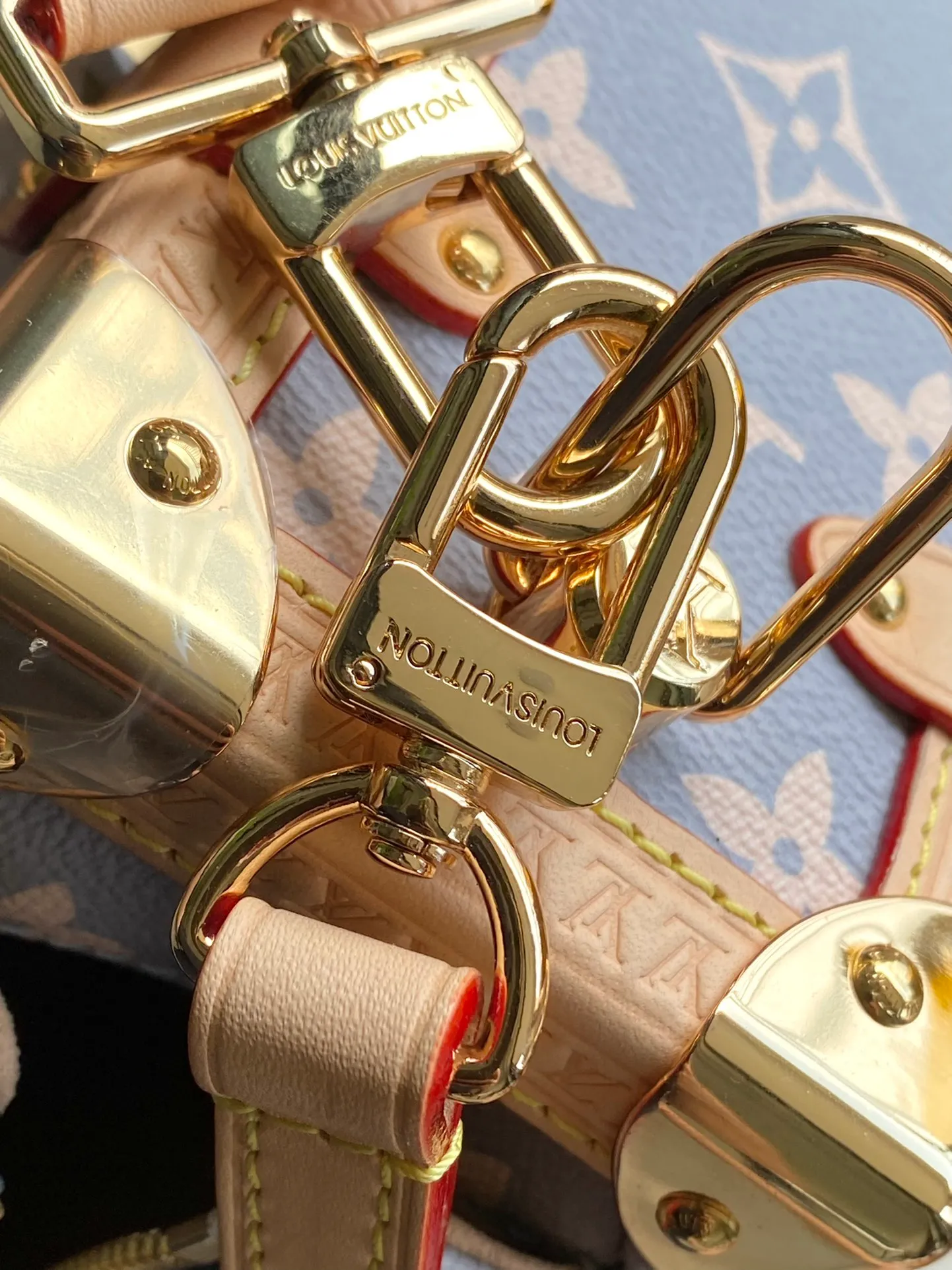 💰1100 (Steel Hardware) Top Original Order M12428 This Side Trunk medium handbag takes color inspiration from the brand’s retro hard trunks, rendering the iconic Monogram canvas in elegant French tones, paired with cow leather trim and bright metal parts. It can be easily integrated into the current season’s ready-to-wear collection. The shoulder strap and top handle are both detachable, allowing for multiple carrying options. 21 x 14 x 6 cm (length x height x width)