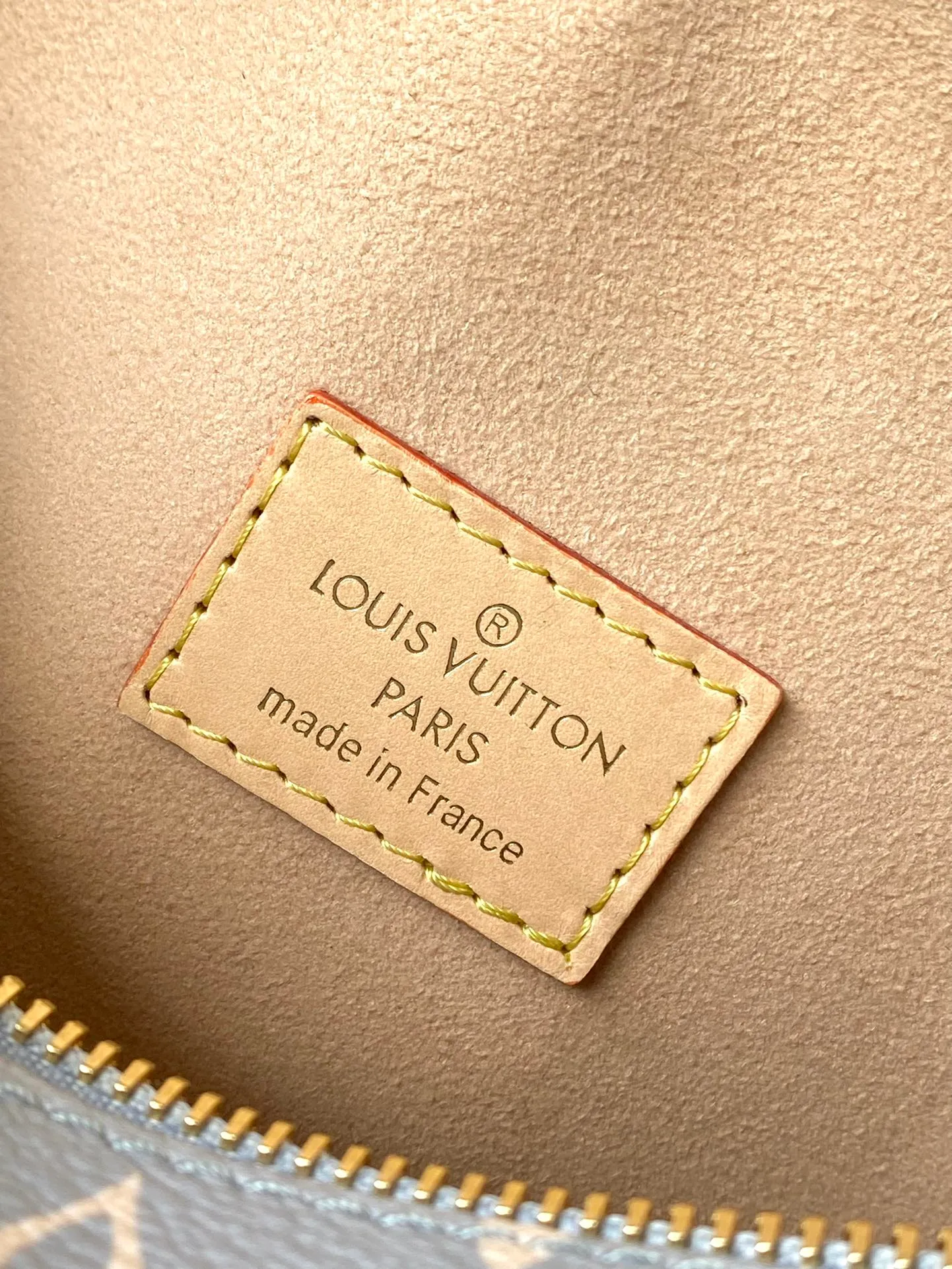 💰1100 (Steel Hardware) Top Original Order M12428 This Side Trunk medium handbag takes color inspiration from the brand’s retro hard trunks, rendering the iconic Monogram canvas in elegant French tones, paired with cow leather trim and bright metal parts. It can be easily integrated into the current season’s ready-to-wear collection. The shoulder strap and top handle are both detachable, allowing for multiple carrying options. 21 x 14 x 6 cm (length x height x width)