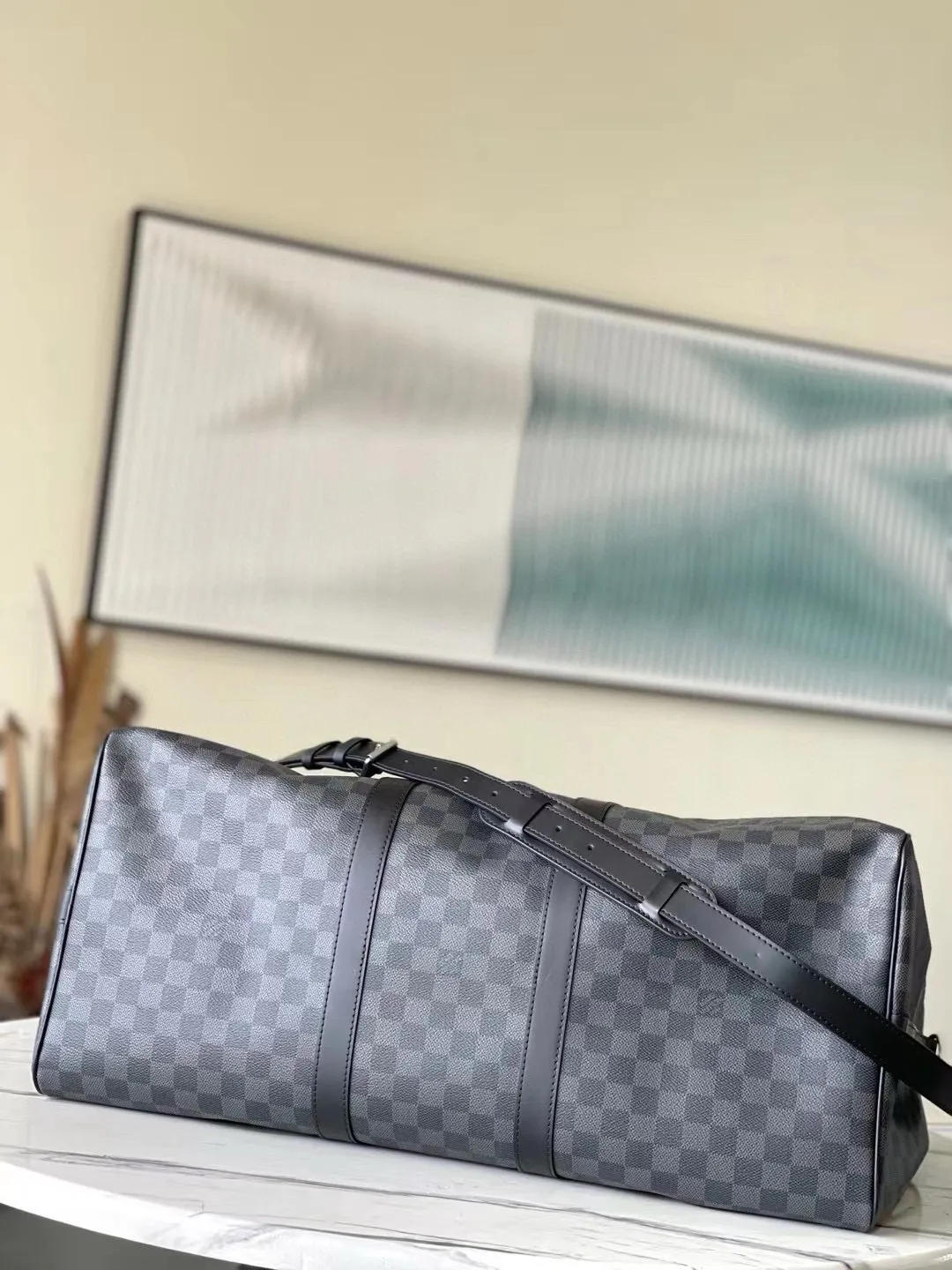 💰1040 (55 size) top original order N41414 black grid with spacious capacity and flexible use. Durable, safe and reliable. Fashionable style, mature and stable. Features a secure double zipper and padlock, making it perfect for business or pleasure. Dimensions: 55 × 31 × 26 cm