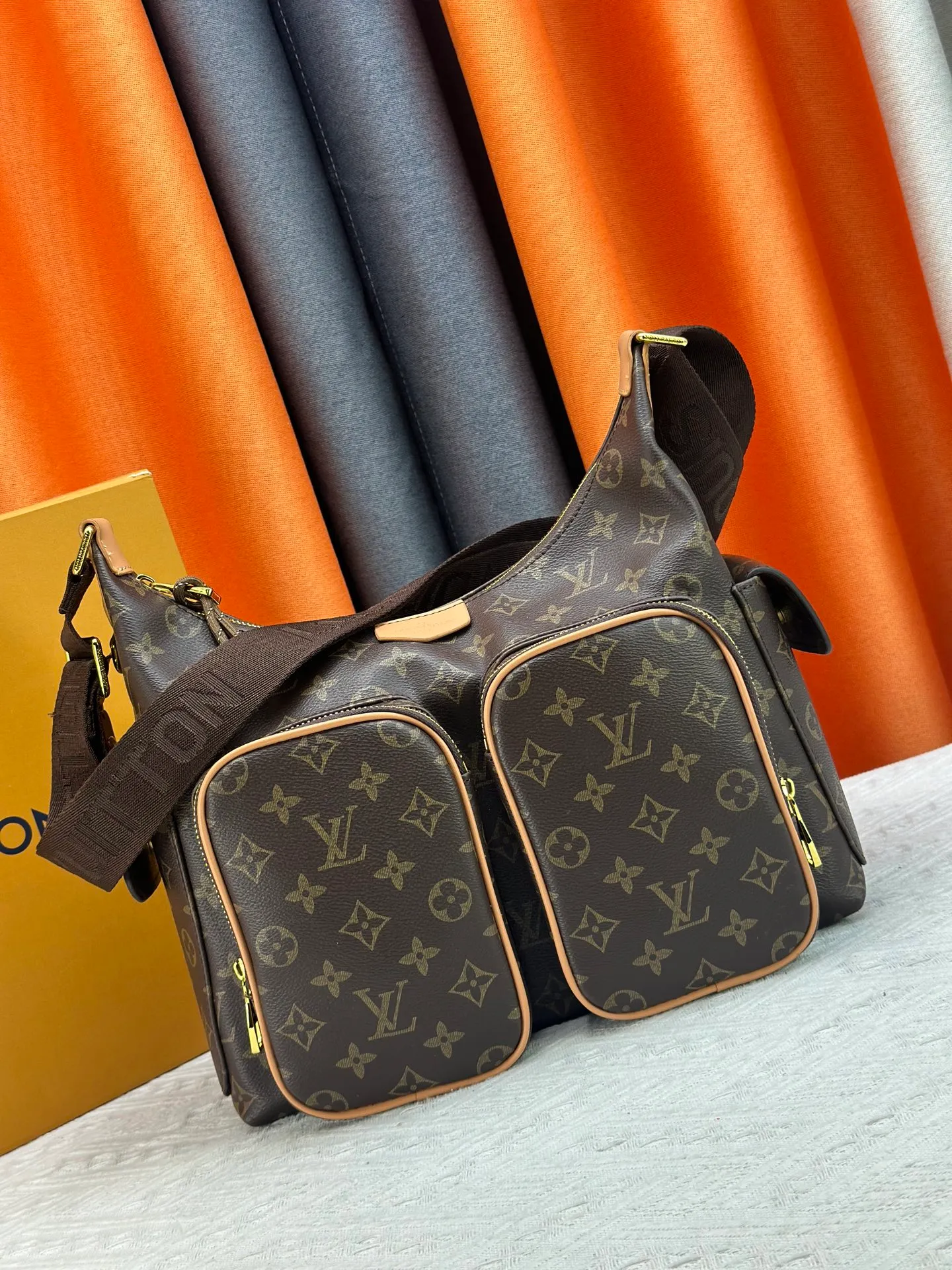 P300 upgraded original M12697 full khaki presbyopic bag. Material: classic canvas with wide shoulder straps, magnetic buckle double pockets on both sides, presbyopic double pocket fabric with adjustable wide shoulder straps, injecting practical functions into the avant-garde design. The single-shoulder crossbody bag has always been a favorite of LV khaki and presbyopic classic vintage enthusiasts. It looks good on both men and women. Dimensions: length, height and width 30×31×10.8