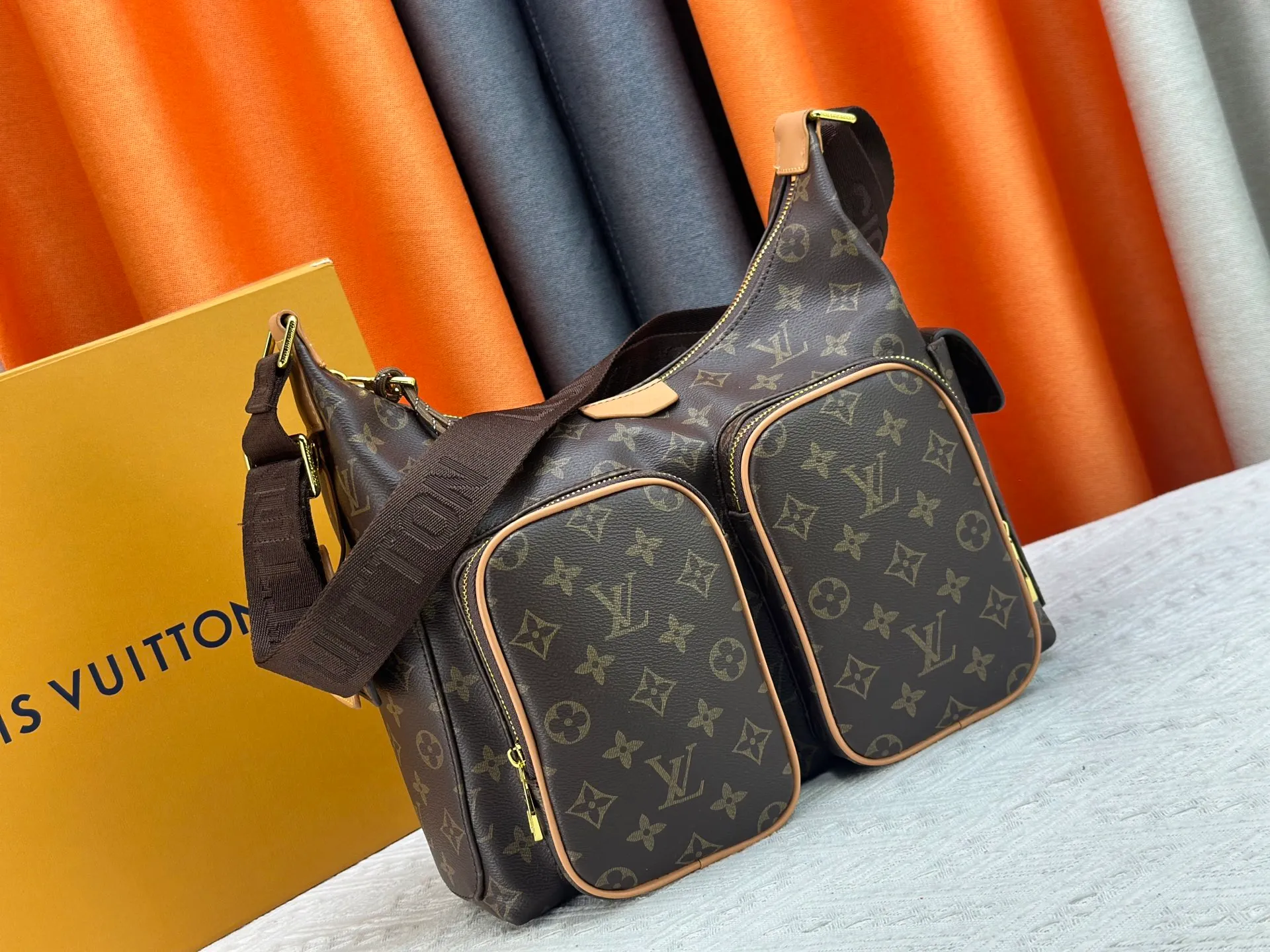 P300 upgraded original M12697 full khaki presbyopic bag. Material: classic canvas with wide shoulder straps, magnetic buckle double pockets on both sides, presbyopic double pocket fabric with adjustable wide shoulder straps, injecting practical functions into the avant-garde design. The single-shoulder crossbody bag has always been a favorite of LV khaki and presbyopic classic vintage enthusiasts. It looks good on both men and women. Dimensions: length, height and width 30×31×10.8