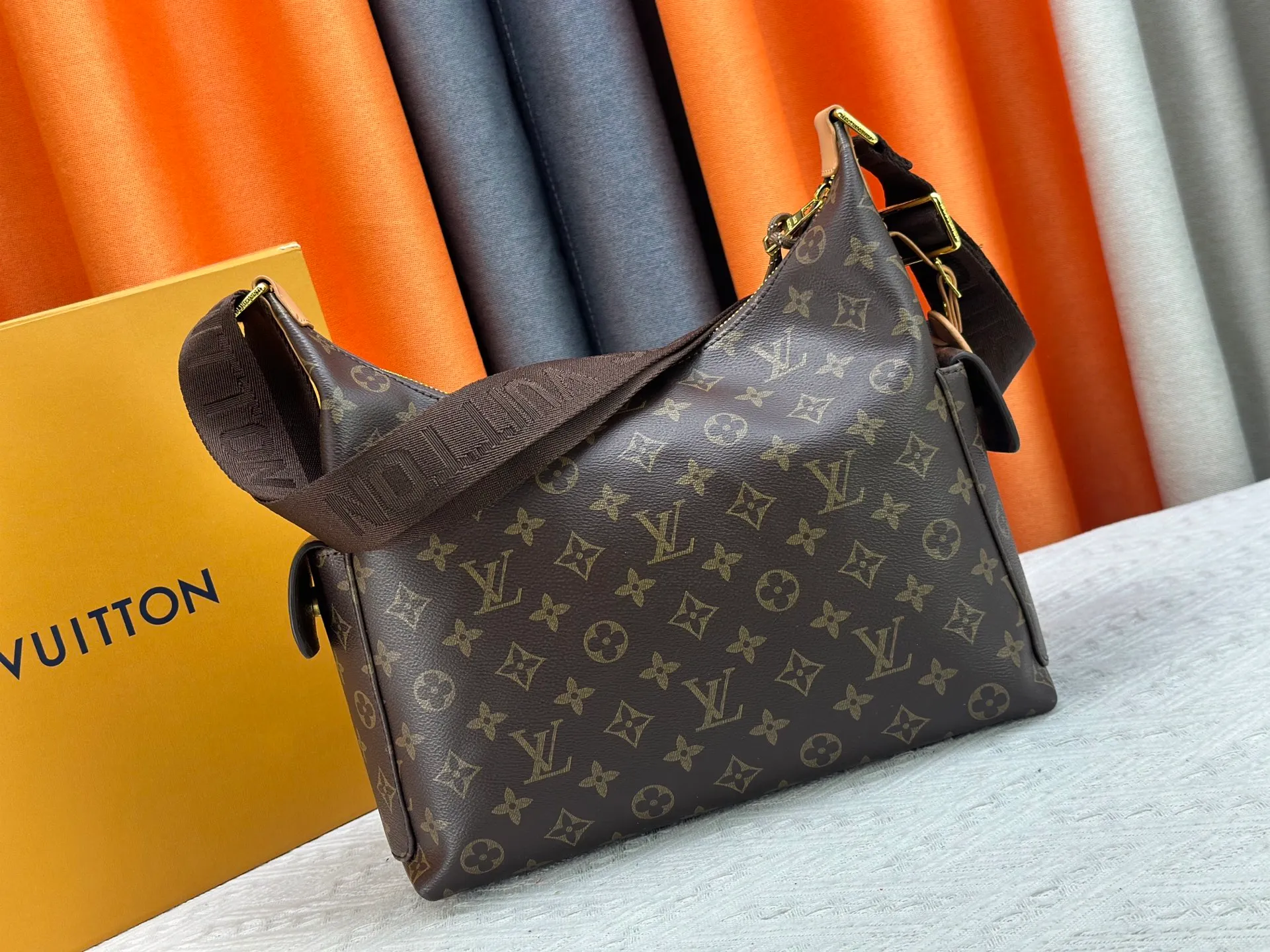 P300 upgraded original M12697 full khaki presbyopic bag. Material: classic canvas with wide shoulder straps, magnetic buckle double pockets on both sides, presbyopic double pocket fabric with adjustable wide shoulder straps, injecting practical functions into the avant-garde design. The single-shoulder crossbody bag has always been a favorite of LV khaki and presbyopic classic vintage enthusiasts. It looks good on both men and women. Dimensions: length, height and width 30×31×10.8