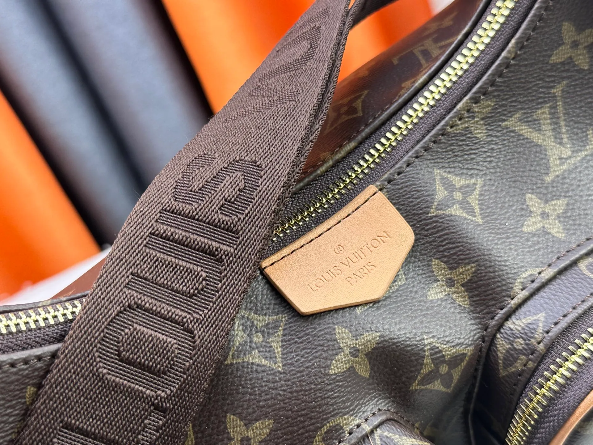 P300 upgraded original M12697 full khaki presbyopic bag. Material: classic canvas with wide shoulder straps, magnetic buckle double pockets on both sides, presbyopic double pocket fabric with adjustable wide shoulder straps, injecting practical functions into the avant-garde design. The single-shoulder crossbody bag has always been a favorite of LV khaki and presbyopic classic vintage enthusiasts. It looks good on both men and women. Dimensions: length, height and width 30×31×10.8