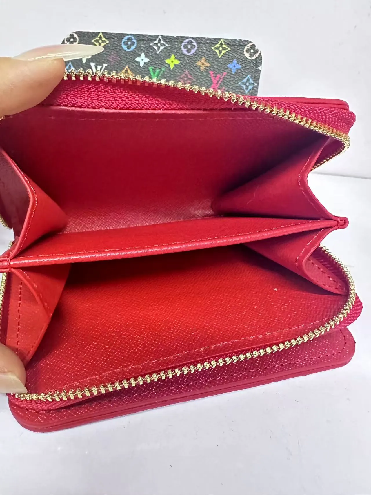 P150 M83689 This Cléa wallet is made of Monogram Empreinte soft grained cowhide, embellished with Louis Vuitton's iconic Monogram embossed pattern. It has a stylish design, is compact yet spacious, and is equipped with an external patch pocket, zipper coin pocket, banknote compartment and six credit card slots.