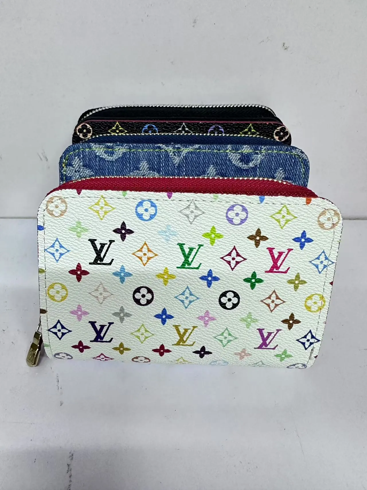 P150 M83689 This Cléa wallet is made of Monogram Empreinte soft grained cowhide, embellished with Louis Vuitton's iconic Monogram embossed pattern. It has a stylish design, is compact yet spacious, and is equipped with an external patch pocket, zipper coin pocket, banknote compartment and six credit card slots.