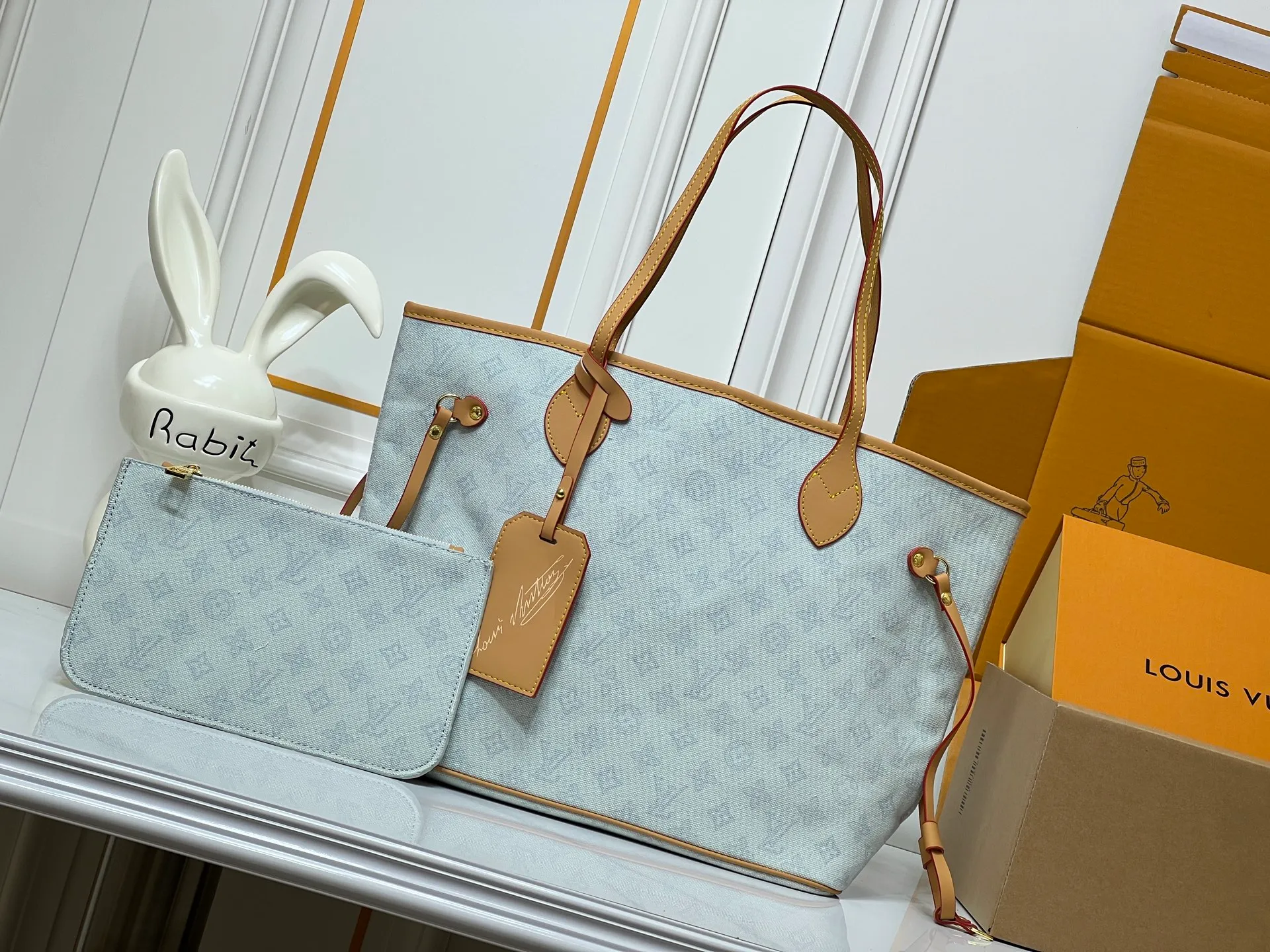 Batch 280💰M45685 M40995 M27521💋💋Louis Vuitton’s new Neverfull is a new interpretation of the classic handbag and explore the exquisite details inside the bag. Redesigned interior pockets feature fresh fabric linings and vintage details inspired by the Louis Vuitton archives, most notably the detachable zippered clutch, which can be used on its own as a sophisticated clutch or as an additional pocket. Bright lining tones add a more lively feel to Monogram's classic canvas. Size: 32*29*17 cm