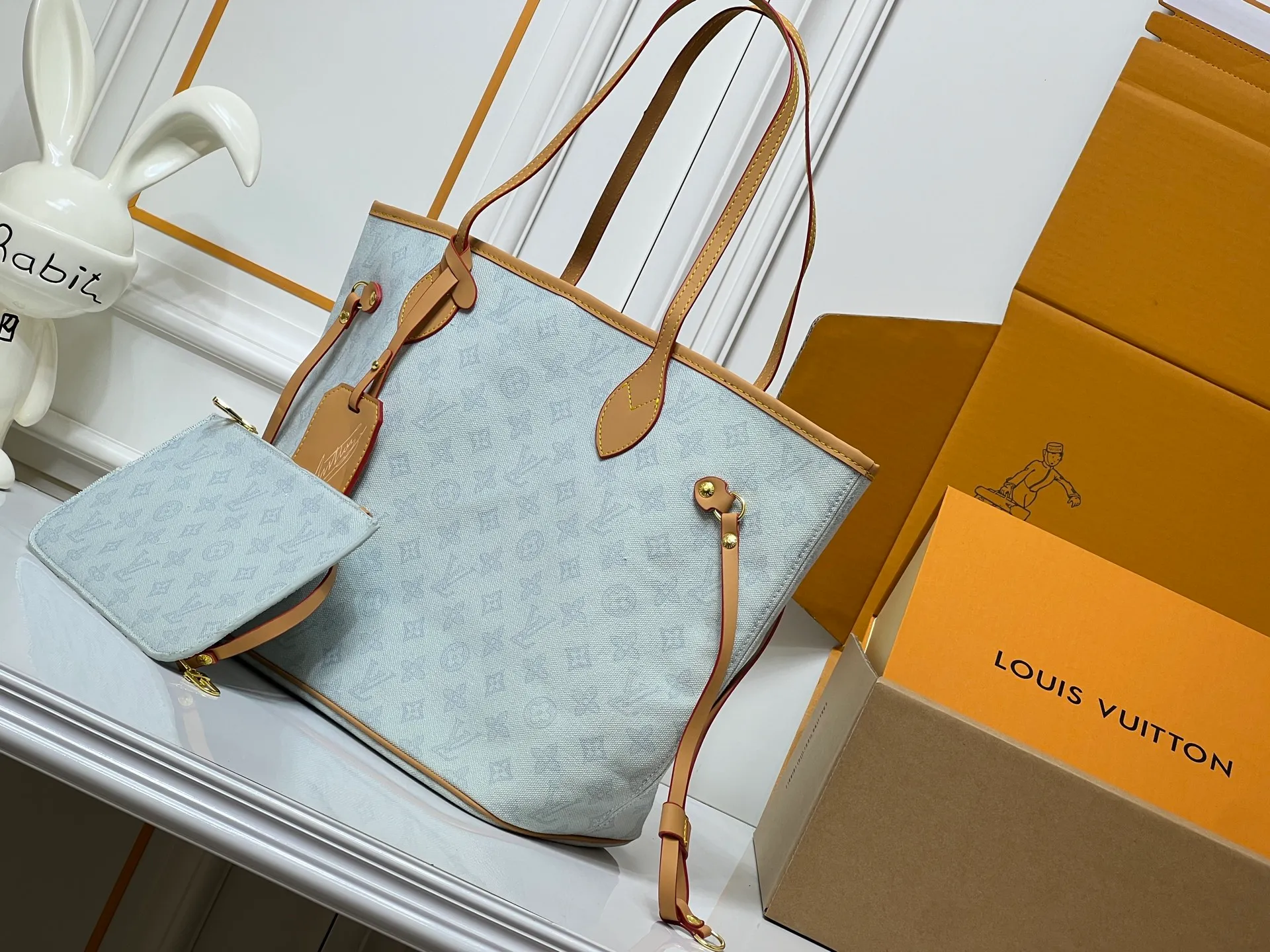 Batch 280💰M45685 M40995 M27521💋💋Louis Vuitton’s new Neverfull is a new interpretation of the classic handbag and explore the exquisite details inside the bag. Redesigned interior pockets feature fresh fabric linings and vintage details inspired by the Louis Vuitton archives, most notably the detachable zippered clutch, which can be used on its own as a sophisticated clutch or as an additional pocket. Bright lining tones add a more lively feel to Monogram's classic canvas. Size: 32*29*17 cm