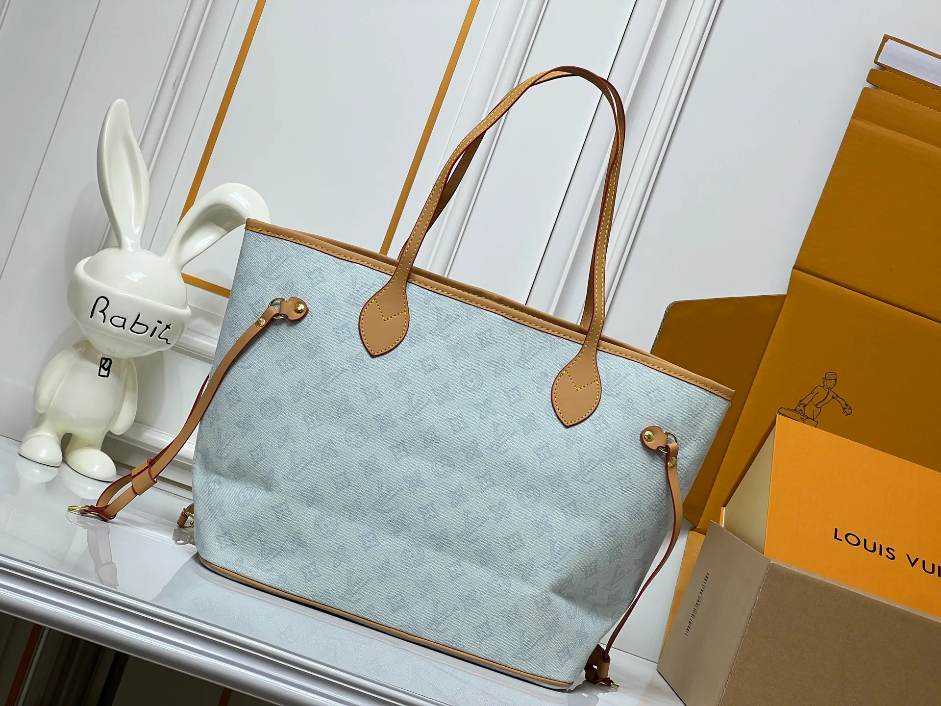Batch 280💰M45685 M40995 M27521💋💋Louis Vuitton’s new Neverfull is a new interpretation of the classic handbag and explore the exquisite details inside the bag. Redesigned interior pockets feature fresh fabric linings and vintage details inspired by the Louis Vuitton archives, most notably the detachable zippered clutch, which can be used on its own as a sophisticated clutch or as an additional pocket. Bright lining tones add a more lively feel to Monogram's classic canvas. Size: 32*29*17 cm